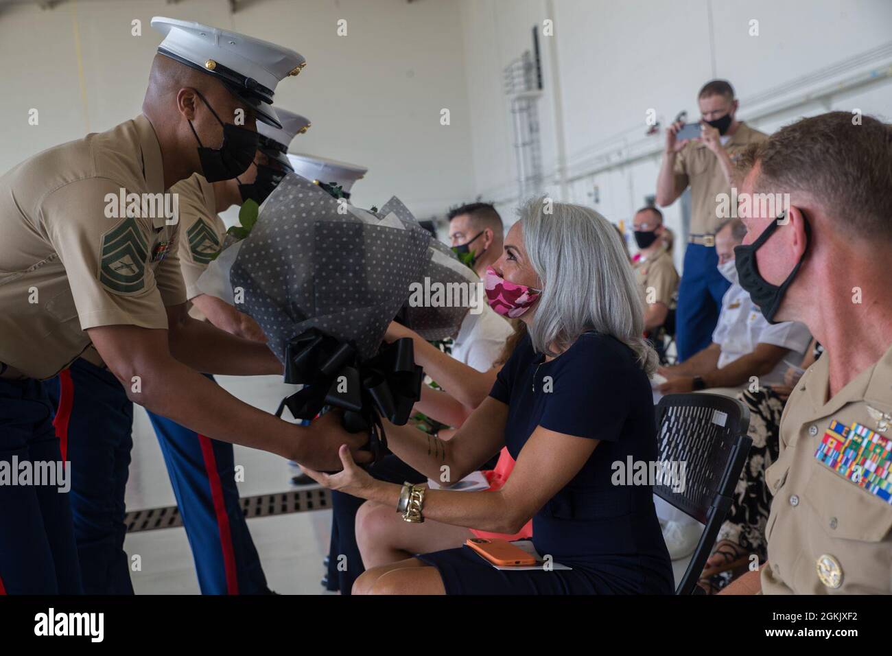 I fiori sono presentati alla famiglia del col. Bradley M. Magrath durante una cerimonia di cambio di comando alla base del corpo Marino (MCB) campo Blaz Aviation Maintenance Hangar sulla base dell'aeronautica di Andersen, 7 maggio 2021. Magrath ha ceduto il comando al col. Christopher L. Bopp nella cerimonia. Magrath è stato il comandante ufficiale di MCB Camp Blaz dal 2019. Foto Stock