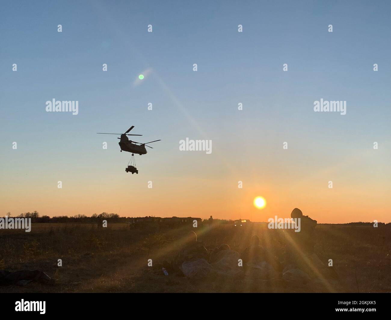 NURMSI, Estonia – Un CH-47 Chinook con attrezzature in stoppa declina come soldati della 3a Brigata, 82nd Airborne Divisione fanteria rimanere al caldo a Nurmsi, Estonia l'8 maggio 2021. Questo esercizio di assalto aereo fa parte di Swift Response 21, un esercizio collegato di DEFENDER-Europe 21. DEFENDER-Europe 21 è un'esercitazione guidata dall'esercito statunitense su larga scala progettata per costruire la disponibilità e l'interoperabilità tra gli Stati Uniti, gli alleati della NATO e i militari partner. Quest'anno, più di 28,000 forze multinazionali provenienti da 26 nazioni condurranno operazioni quasi simultanee in più di 30 aree di formazione in più di una dozzina di C. Foto Stock