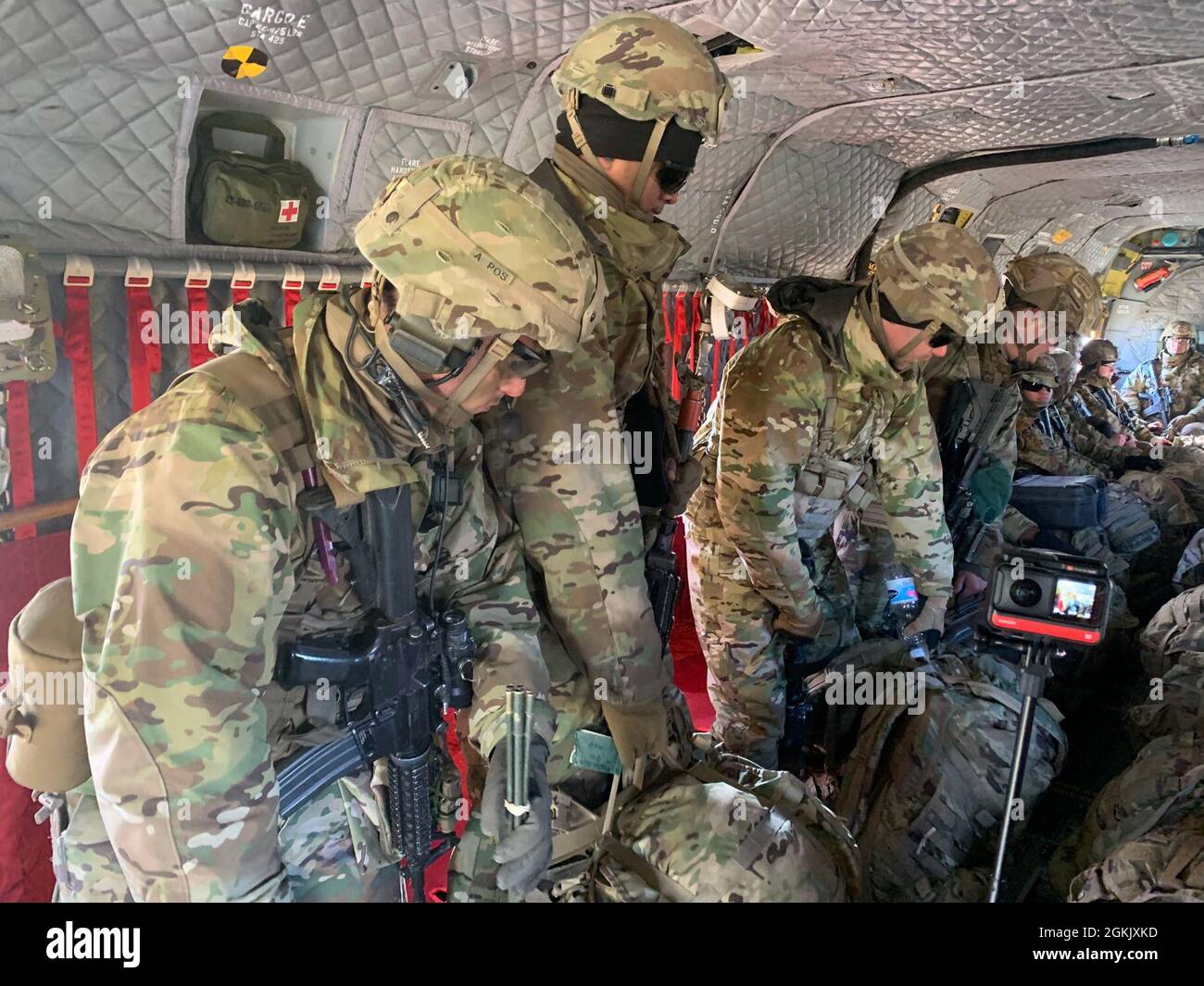 NURMSI, Estonia – Soldiers from 3rd Brigade, 82nd Airborne Infantry Division caricare un CH-47 Chinook qui 8 maggio 2021. Questo addestramento all'attacco aereo fa parte di Swift Response 21, un esercizio collegato di DEFENDER-Europe 21. DEFENDER-Europe 21 è un'esercitazione guidata dall'esercito statunitense su larga scala progettata per costruire la disponibilità e l'interoperabilità tra gli Stati Uniti, gli alleati della NATO e i militari partner. Quest'anno, oltre 28,000 forze multinazionali provenienti da 26 nazioni condurranno operazioni quasi simultanee in più di 30 aree di formazione in più di una dozzina di paesi, dai Baltici ai strategicamente importanti Foto Stock