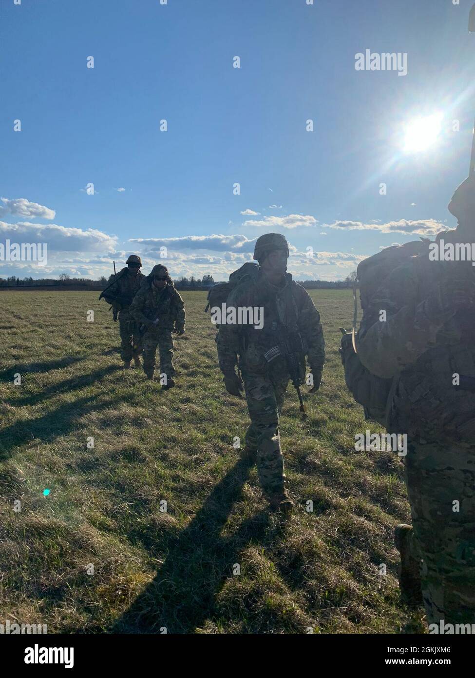 NURMSI, Estonia – Soldiers from 3rd Brigade, 82nd Airborne Infantry Division caricare un CH-47 Chinook qui 8 maggio 2021. Questo addestramento all'attacco aereo fa parte di Swift Response 21, un esercizio collegato di DEFENDER-Europe 21. DEFENDER-Europe 21 è un'esercitazione guidata dall'esercito statunitense su larga scala progettata per costruire la disponibilità e l'interoperabilità tra gli Stati Uniti, gli alleati della NATO e i militari partner. Quest'anno, oltre 28,000 forze multinazionali provenienti da 26 nazioni condurranno operazioni quasi simultanee in più di 30 aree di formazione in più di una dozzina di paesi, dai Baltici ai strategicamente importanti Foto Stock