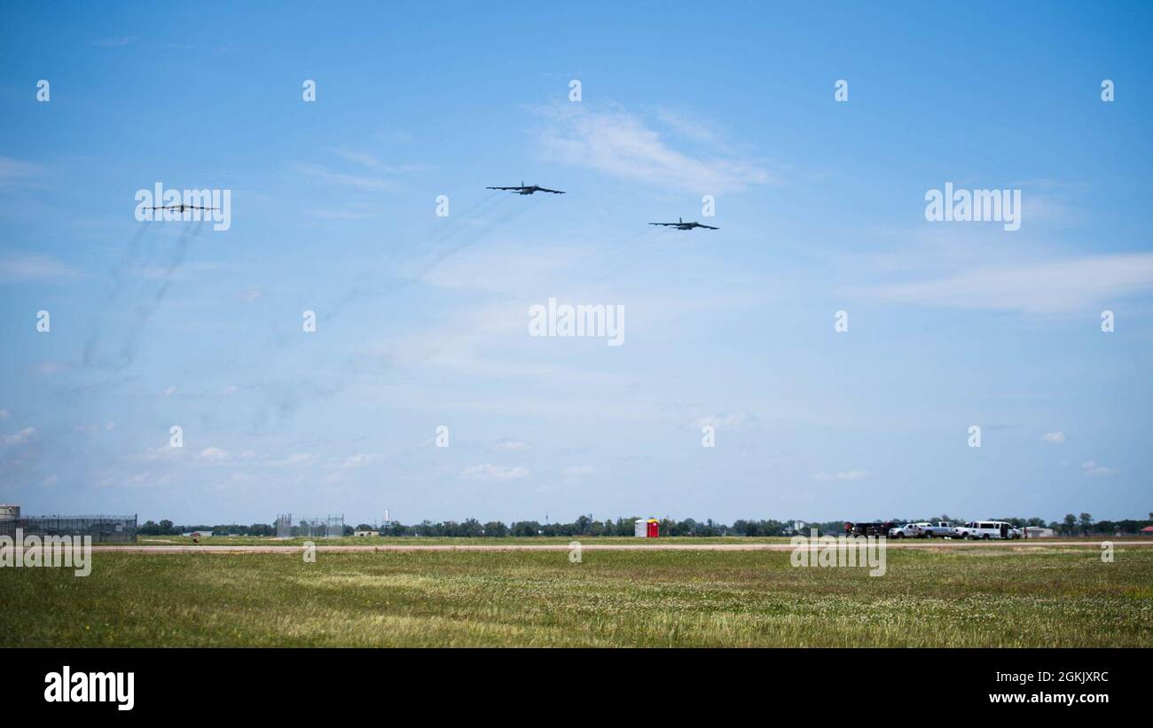 Un volo a tre navi B-52H Stratofortress si esibisce al 2021 Defenders of Liberty Air & Space Show presso la base dell'aeronautica di Barksdale, Louisiana, 8 maggio 2021. Il B-52 è un bombardiere pesante a lungo raggio in grado di volare ad alte velocità subsoniche ad altitudini fino a 50,000 piedi. Foto Stock