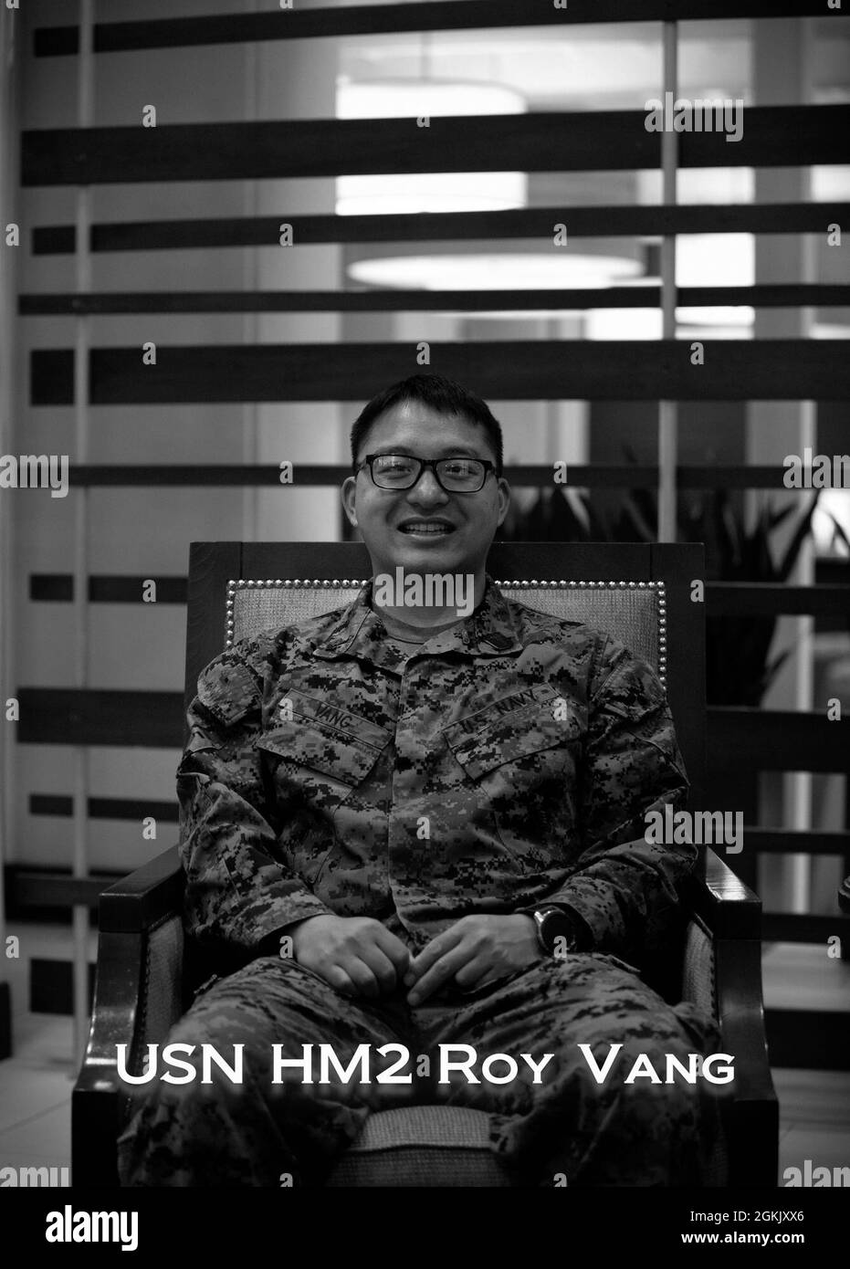 In riconoscimento del Pacific Heritage Month Asiatico evidenziiamo, US Sailor HM2 Roy Vang, 1° Battaglione medico, Camp Pendleton California, che serve orgogliosamente i membri della comunità al Bon Carre Business Center a Baton Rouge, Louisiana, 8 maggio 2021. Vang ha il patrimonio di Hmong (Cina sudoccidentale) e assiste con la somministrazione del vaccino COVID-19 ai membri della comunità di Baton Rouge. Il comando del Nord degli Stati Uniti, attraverso l'Esercito del Nord degli Stati Uniti, rimane impegnato a fornire il supporto continuo e flessibile del Dipartimento della Difesa all'Agenzia federale di gestione delle emergenze come parte dell'intera-de-gove Foto Stock