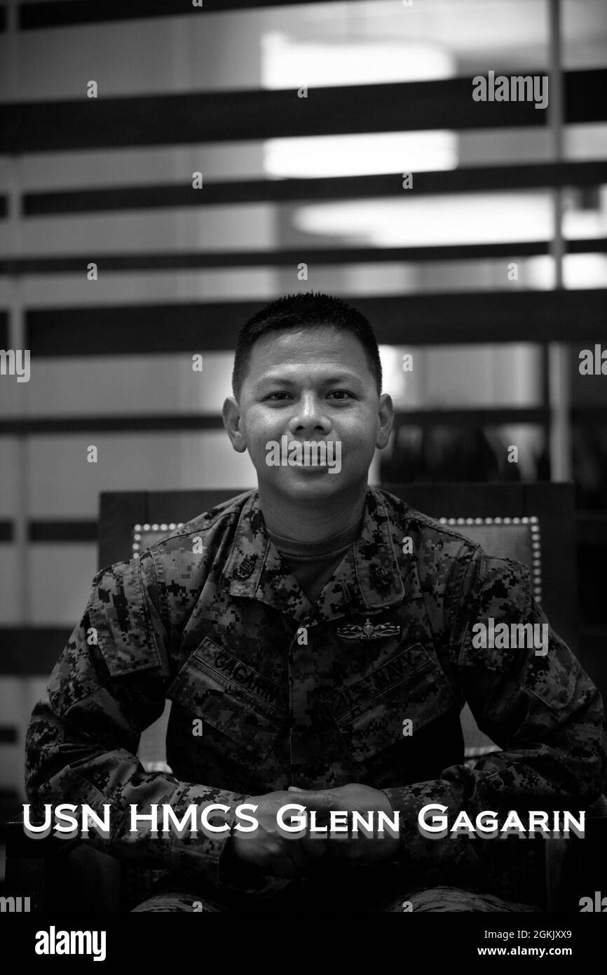 In riconoscimento del Pacific Heritage Month asiatico, evidenziiamo, U.S. Sailor Senior Chief Petty Officer Glenn Gagarin, assegnato al 1° Battaglione medico, Camp Pendleton California, che con orgoglio serve i membri della comunità al Community Vaccine Center presso il Bon Carre Business Center di Baton Rouge, Louisiana, 8 maggio 2021. Gagarin è di origine filippina ed assiste con la somministrazione del vaccino COVID-19 ai membri della comunità. Il comando del Nord degli Stati Uniti, attraverso l'esercito del Nord degli Stati Uniti, rimane impegnato a fornire il supporto continuo e flessibile del Dipartimento della Difesa all'uomo di emergenza federale Foto Stock