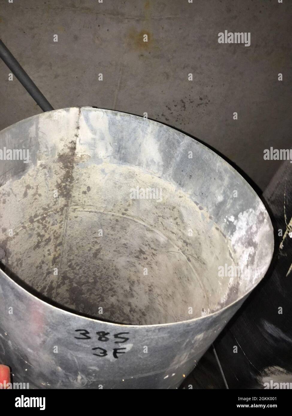 TSgt Jerry Prowant, un Airmen Dorm leader (ADL) e membro del 694 Intelligence Surveillance and Reconnaissance Group di Osan AB, Repubblica di Corea, ha scoperto e risolto un problema di ventilazione sistemica che ha portato ad un'elevata umidità negli impianti DoD in tutta la Corea del Sud. La sua dedizione alla risoluzione del problema ha migliorato la qualità della vita dei suoi compagni Airmen ed eliminato un potenziale rischio di incendio. In questa foto, il condotto principale dell'essiccatore è privo di lanugine dopo la pulizia di TSgt Jerry Prowant Foto Stock