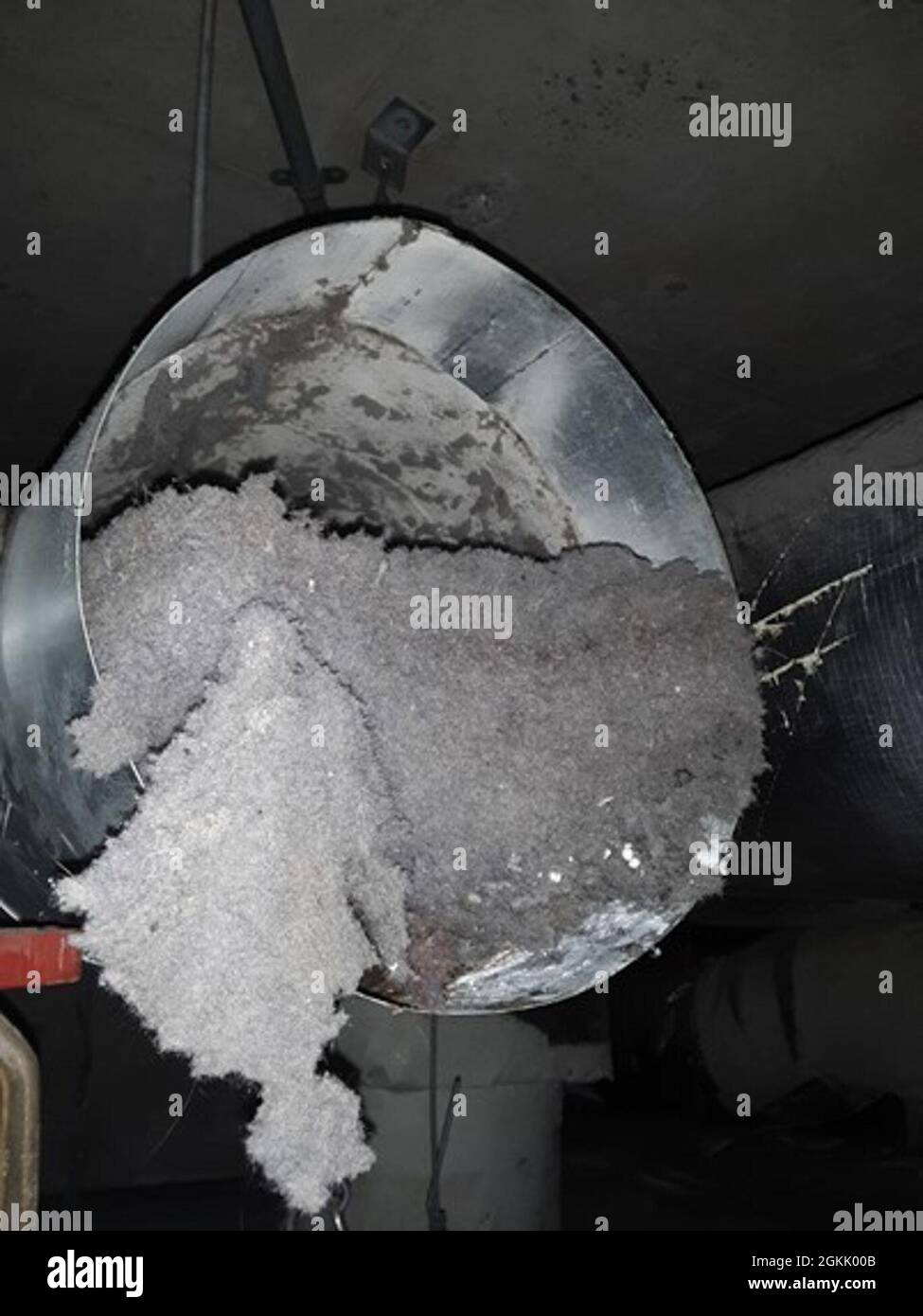 TSgt Jerry Prowant, un Airmen Dorm leader (ADL) e membro del 694 Intelligence Surveillance and Reconnaissance Group di Osan AB, Repubblica di Corea, ha scoperto e risolto un problema di ventilazione sistemica che ha portato ad un'elevata umidità negli impianti DoD in tutta la Corea del Sud. La sua dedizione alla risoluzione del problema ha migliorato la qualità della vita dei suoi compagni Airmen ed eliminato un potenziale rischio di incendio. In questa foto, il condotto principale dell'essiccatore appare pieno di lanugine prima della pulizia di TSgt Jerry Prowant Foto Stock