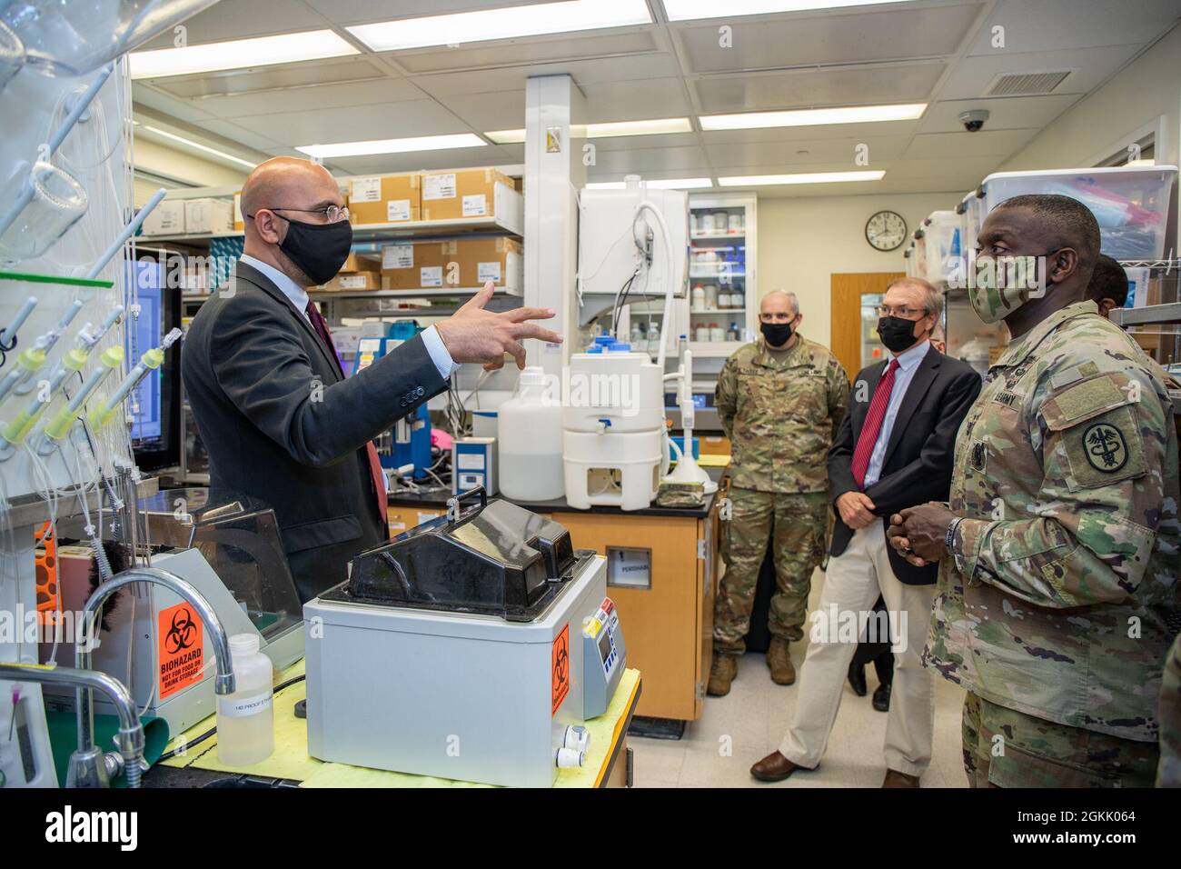 Il generale del chirurgo dell'esercito degli Stati Uniti, il generale tenente R. Scott Dingle, ha fatto un giro intorno all'istituto di ricerca dell'esercito di Walter Reed (WRAIR) per imparare più profondamente circa la pandemia di COVID e il lavoro del WRAIR per combattere contro esso. Dr. Kayvon Modjarrad, MD, PhD, Director, WRAIR Emerging Infectious Diseases Branch, MAJ Jeffrey Froude, PhD, Director, WRAIR Pilot Bioproduction Facility, Robert B Walker, MD, Director of Health Strategy and Innovation e Lieutenant General R. Scott Dingle, U.S. Army Surgeon General (nella foto da sinistra a destra). Foto Stock