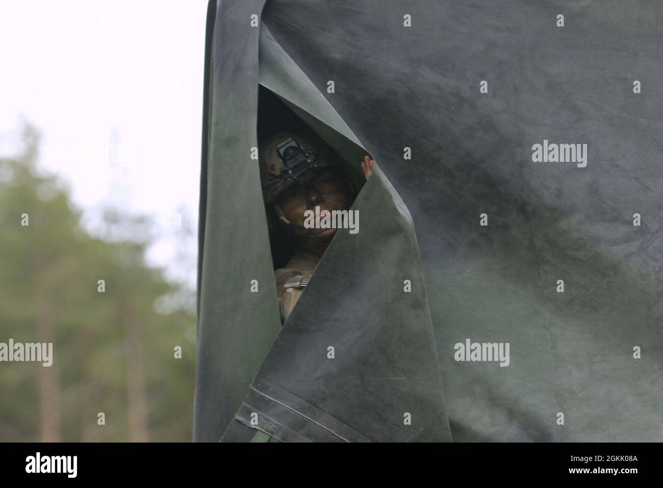 AREA DI ADDESTRAMENTO CENTRALE DI TAPA, Estonia – il 3° leader del plotone, 1° Lt. Cheyenne Helsel, assegnato a Alpha Troop, 5° Battaglione, 73° controllo del reggimento di cavalleria per garantire che i veicoli da combattimento di fanteria CV90 estone seguano il suo veicolo durante Swift Response 21. Le unità della 82a Divisione fanteria Airborne hanno partecipato a Swift Response 21, un esercizio collegato di DEFENDER-Europe 21. DEFENDER-Europe 21 è un'esercitazione guidata dall'esercito statunitense su larga scala progettata per costruire la disponibilità e l'interoperabilità tra gli Stati Uniti, gli alleati della NATO e i militari partner. Quest'anno, più di 28,000 forze multinazionali da 26 nazione Foto Stock