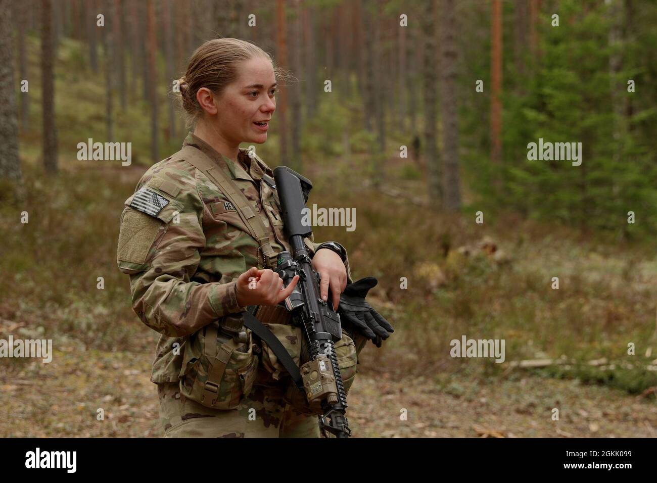 AREA DI ADDESTRAMENTO CENTRALE DI TAPA, Estonia – il 3° leader del plotone, 1° Lt. Cheyenne Helsel assegnato al 5° Battaglione, il 73° Cavalry Regiment raduna il suo plotone per prepararsi alle missioni successive di Swift Response 21 in Estonia. Le unità della 3a Brigata, 82a Divisione fanteria Airborne hanno partecipato a Swift Response 21, un esercizio collegato di DEFENDER-Europe 21. DEFENDER-Europe 21 è un'esercitazione guidata dall'esercito statunitense su larga scala progettata per costruire la disponibilità e l'interoperabilità tra gli Stati Uniti, gli alleati della NATO e i militari partner. Quest'anno, più di 28,000 forze multinazionali provenienti da 26 nazioni si avvicineranno Foto Stock