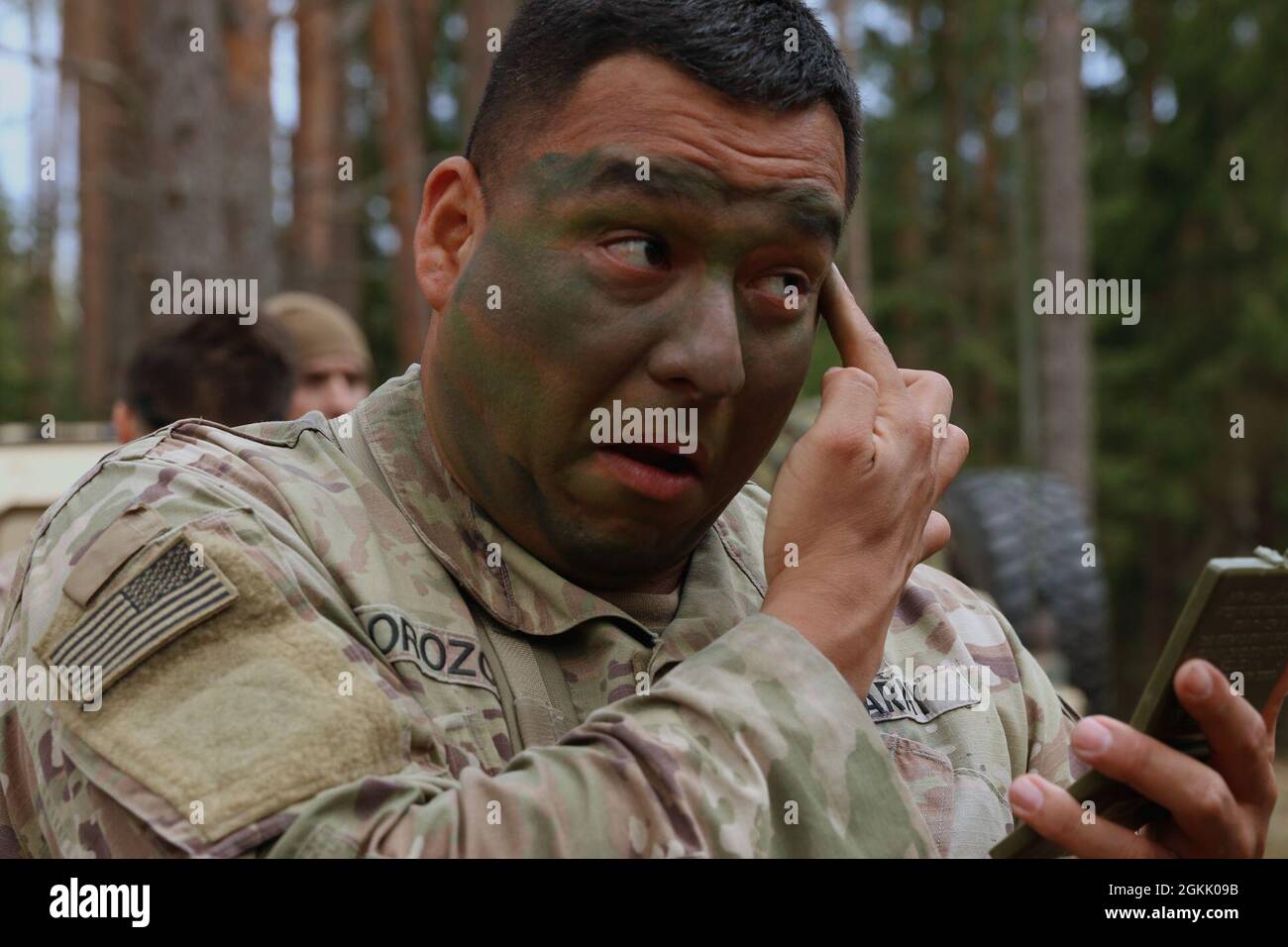 AREA CENTRALE DI FORMAZIONE TAPA, Estonia – Sgt. 1a classe Manuel Orozco, il primo sergente della truppa Alpha, quinto battaglione, 73rd reggimento Cavalry camuffò il suo volto per prepararsi a seguire le missioni in Swift Response 21. Le unità della 82a Divisione fanteria Airborne hanno partecipato a Swift Response 21, un esercizio collegato di DEFENDER-Europe 21. DEFENDER-Europe 21 è un'esercitazione guidata dall'esercito statunitense su larga scala progettata per costruire la disponibilità e l'interoperabilità tra gli Stati Uniti, gli alleati della NATO e i militari partner. Quest'anno, più di 28,000 forze multinazionali provenienti da 26 nazioni condurranno quasi simultaneamente Foto Stock