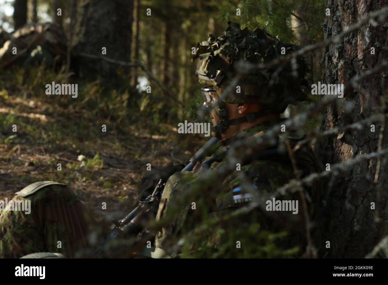 AREA DI ADDESTRAMENTO CENTRALE DI TAPA, Estonia – un soldato estone assegnato alla Bravo Company, il Battaglione Scouts, attende gli ordini mentre conduce le missioni con il 5° Battaglione, il 73° reggimento. Le unità della 82a Divisione fanteria Airborne hanno partecipato a Swift Response 21, un esercizio collegato di DEFENDER-Europe 21. DEFENDER-Europe 21 è un'esercitazione guidata dall'esercito statunitense su larga scala progettata per costruire la disponibilità e l'interoperabilità tra gli Stati Uniti, gli alleati della NATO e i militari partner. Quest'anno, oltre 28,000 forze multinazionali provenienti da 26 nazioni condurranno operazioni quasi simultanee in più di 30 trai Foto Stock