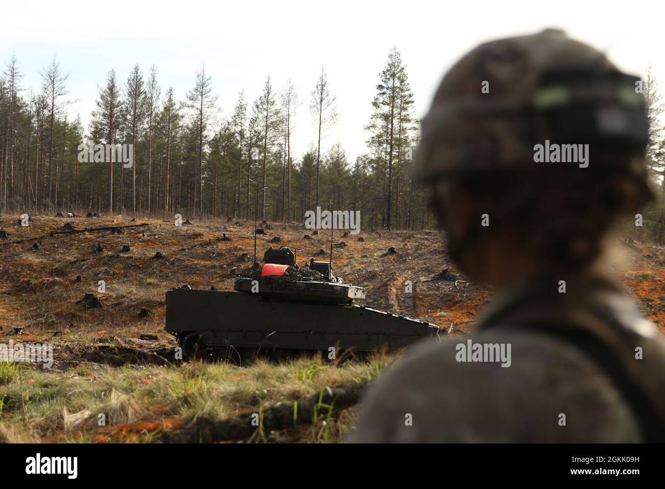 AREA DI ADDESTRAMENTO CENTRALE DI TAPA, Estonia – il 3° leader del plotone, 1° Lt. Cheyenne Helsel, assegnato a Alpha Troop, 5° Battaglione, 73° Reggimento di Cavalleria osserva un veicolo di combattimento di fanteria estone CV90 durante le missioni successive di Swift Response 21. Le unità della 82a Divisione fanteria Airborne hanno partecipato a Swift Response 21, un esercizio collegato di DEFENDER-Europe 21. DEFENDER-Europe 21 è un'esercitazione guidata dall'esercito statunitense su larga scala progettata per costruire la disponibilità e l'interoperabilità tra gli Stati Uniti, gli alleati della NATO e i militari partner. Quest'anno, più di 28,000 forze multinazionali provenienti da 26 nazioni cooperano Foto Stock