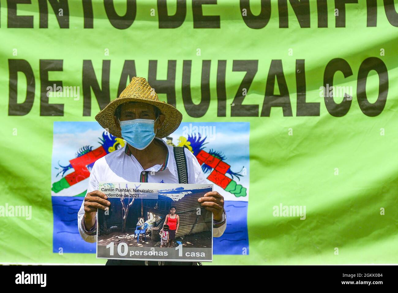 San Salvador, El Salvador. 14 settembre 2021. Un uomo indigeno ha un cartello che raffigura la povertà che le popolazioni indigene vivono durante la manifestazione. I membri della comunità indigena Nahuizalco protestano contro la Giornata dell'Indipendenza Bicentenaria di El Salvador, definendola indipendenza per i ricchi. Il 15 settembre l'America Centrale commemora il 200° anniversario dell'Indipendenza dalla Spagna. Credit: SOPA Images Limited/Alamy Live News Foto Stock