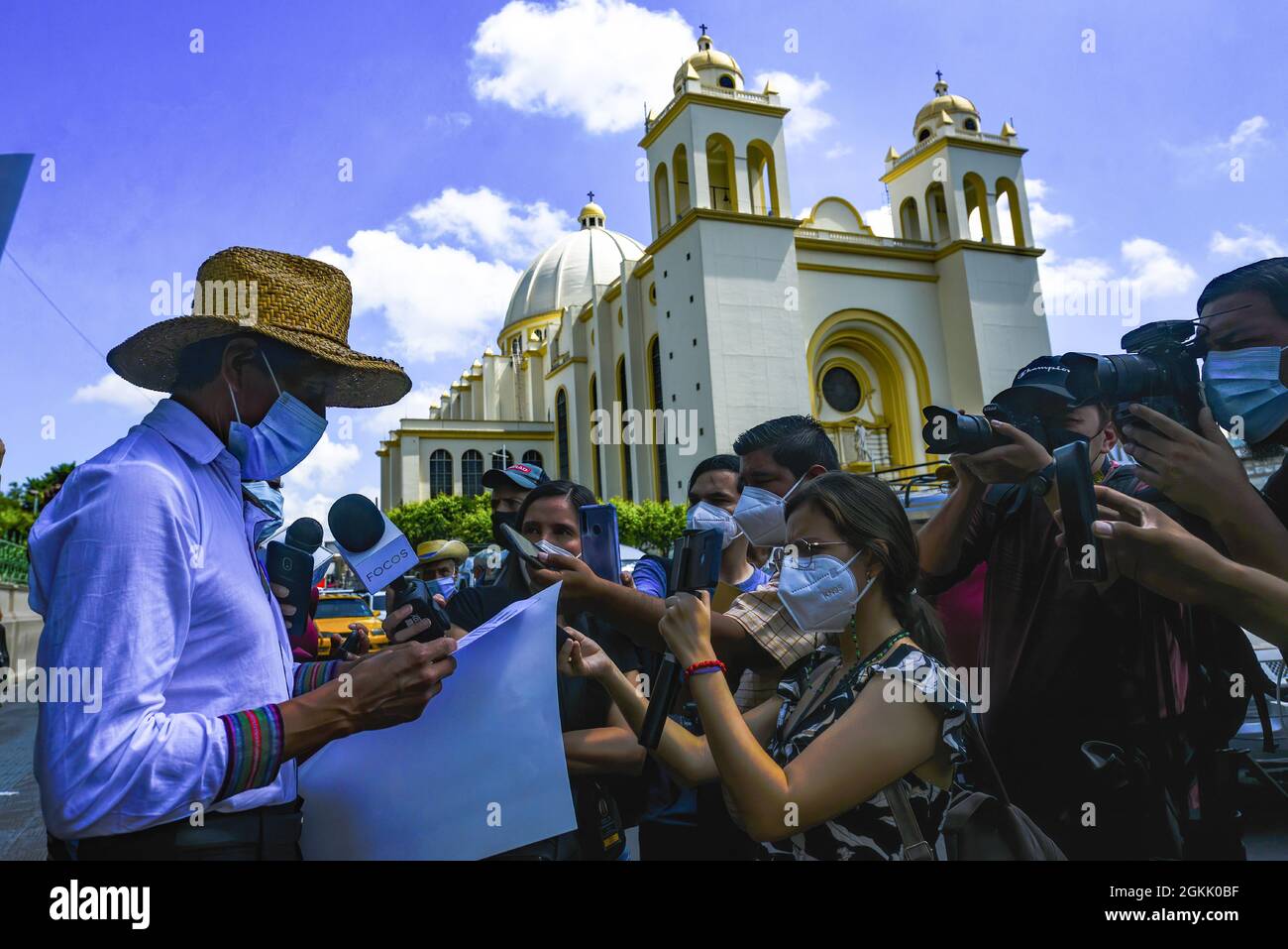San Salvador, El Salvador. 14 settembre 2021. Un protester parla dei cambiamenti culturali e religiosi, costretti dagli spagnoli alle comunità indigene, durante la manifestazione. I membri della comunità indigena Nahuizalco protestano contro la Giornata dell'Indipendenza Bicentenaria di El Salvador, definendola indipendenza per i ricchi. Il 15 settembre l'America Centrale commemora il 200° anniversario dell'Indipendenza dalla Spagna. Credit: SOPA Images Limited/Alamy Live News Foto Stock