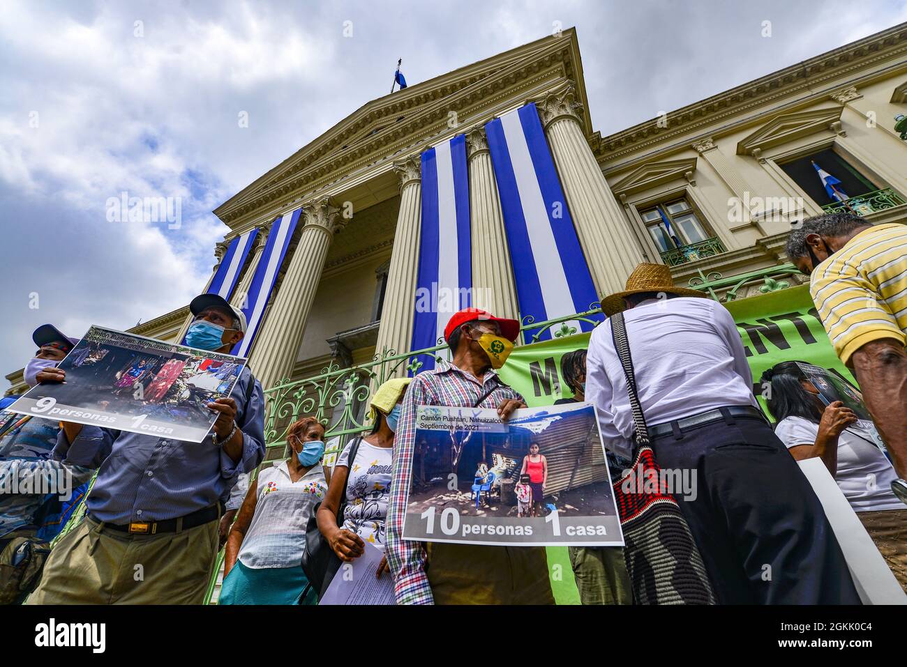 San Salvador, El Salvador. 14 settembre 2021. I manifestanti hanno cartelloni raffiguranti la povertà che le popolazioni indigene vivono durante la manifestazione. I membri della comunità indigena Nahuizalco protestano contro la Giornata dell'Indipendenza Bicentenaria di El Salvador, definendola indipendenza per i ricchi. Il 15 settembre l'America Centrale commemora il 200° anniversario dell'Indipendenza dalla Spagna. Credit: SOPA Images Limited/Alamy Live News Foto Stock