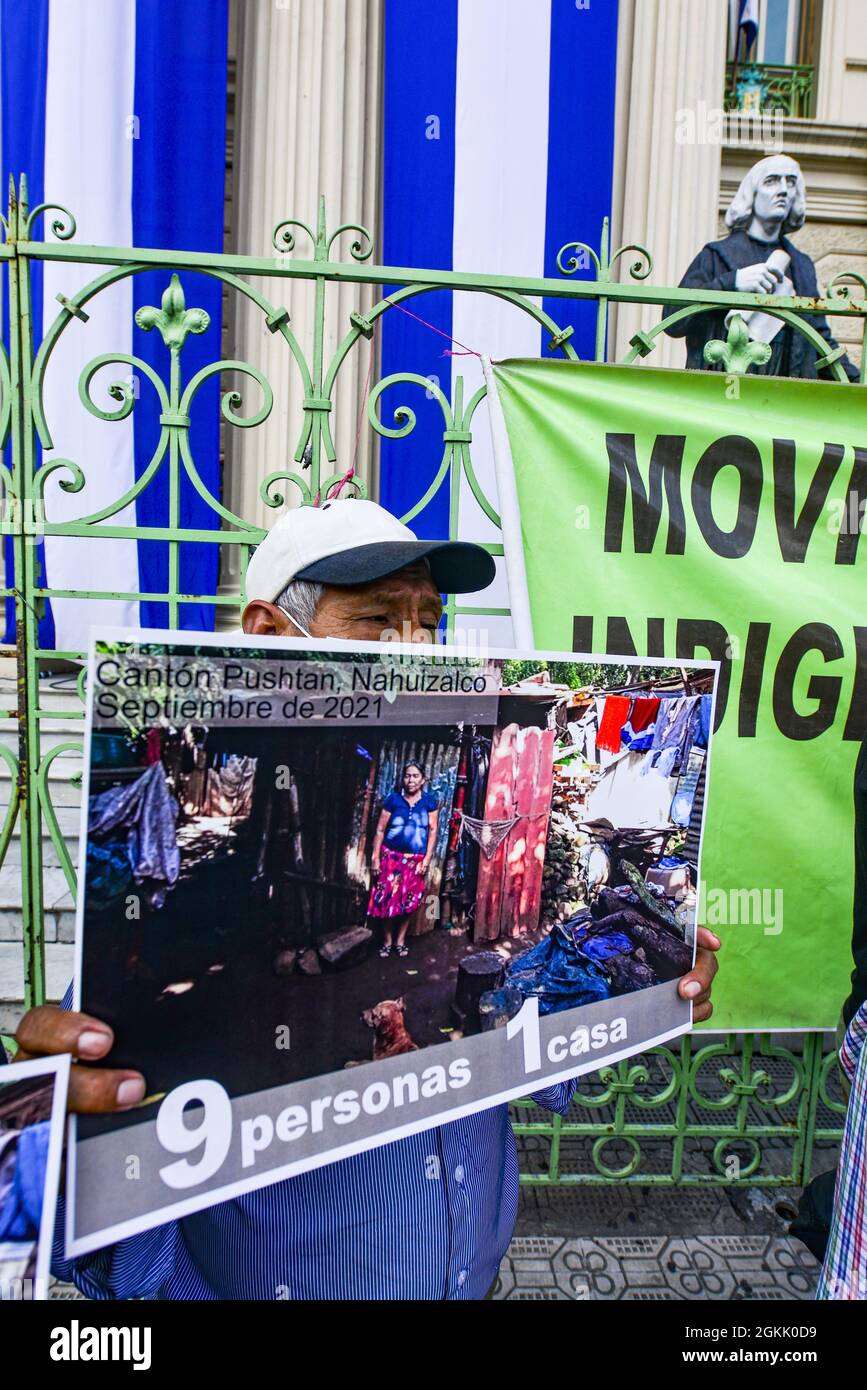 San Salvador, El Salvador. 14 settembre 2021. Un uomo indigeno ha un cartello che raffigura la povertà che le popolazioni indigene vivono durante la manifestazione. I membri della comunità indigena Nahuizalco protestano contro la Giornata dell'Indipendenza Bicentenaria di El Salvador, definendola indipendenza per i ricchi. Il 15 settembre l'America Centrale commemora il 200° anniversario dell'Indipendenza dalla Spagna. Credit: SOPA Images Limited/Alamy Live News Foto Stock