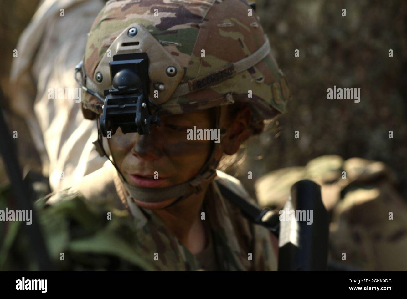 AREA DI ADDESTRAMENTO CENTRALE DI TAPA, Estonia – il 3° leader del plotone, 1° Lt. Cheyenne Helsel, assegnato a Alpha Troop, 5° Battaglione, 73° Regiment Cavalry dà ordini al suo plotone durante le missioni di follow-on di Swift Response 21. Le unità della 82a Divisione fanteria Airborne hanno partecipato a Swift Response 21, un esercizio collegato di DEFENDER-Europe 21. DEFENDER-Europe 21 è un'esercitazione guidata dall'esercito statunitense su larga scala progettata per costruire la disponibilità e l'interoperabilità tra gli Stati Uniti, gli alleati della NATO e i militari partner. Quest'anno, più di 28,000 forze multinazionali provenienti da 26 nazioni condurranno quasi simultaneamente Foto Stock