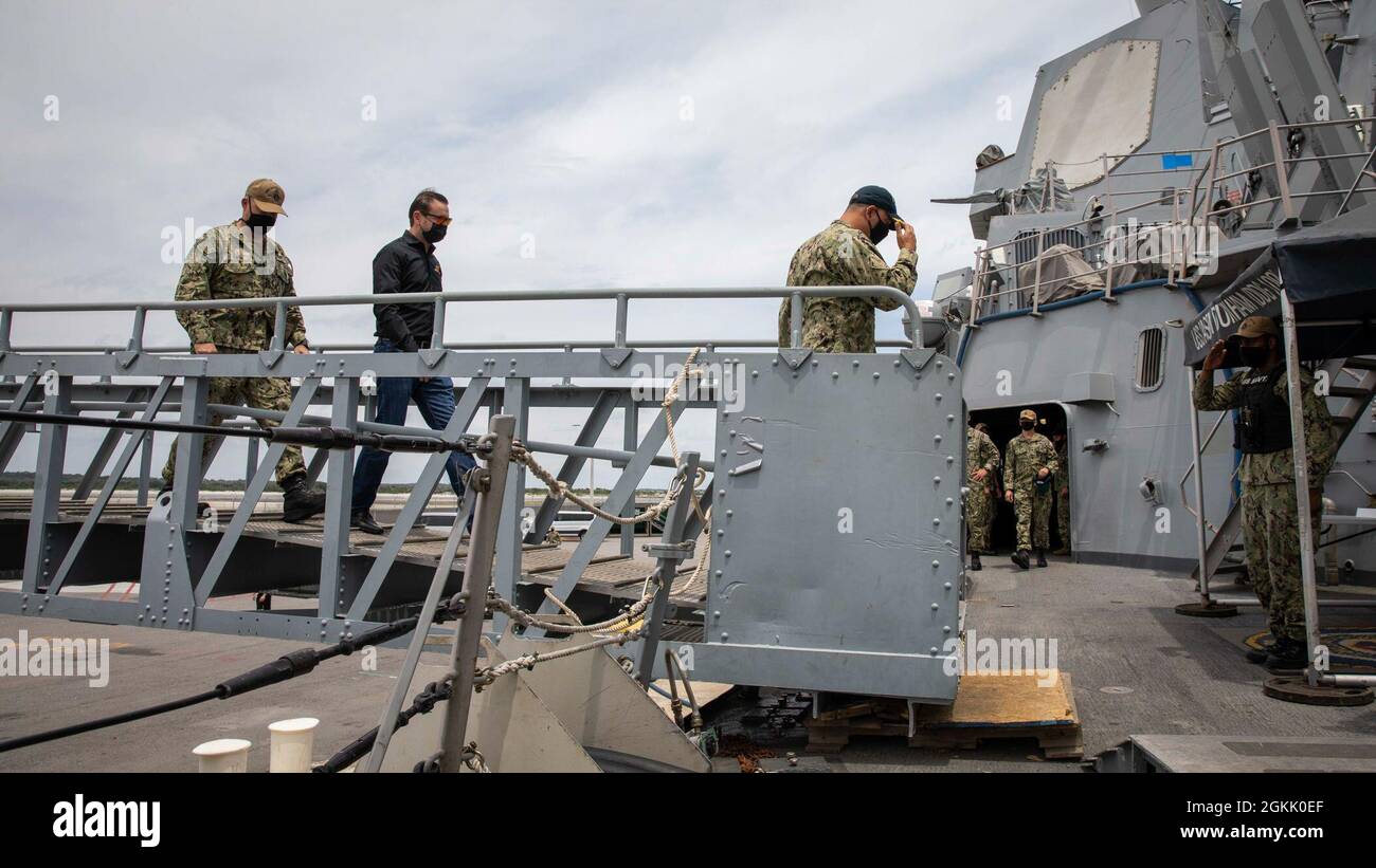 210510-N-KK394-1068 STAZIONE NAVALE MAYPORT, Fl. (10 maggio 2021) driver NASCAR Kurt Busch attraversa la fronte del cacciatorpediniere missilistico guidato di classe Arleigh Burke USS Jason Dunham (DDG 109) sulla Stazione Navale Mayport, Flag. Busch ha visitato la nave per esprimere apprezzamento ai membri del servizio e per svelare la CPL. Jason Dunham auto che correrà nella Coca-Cola 600 il 30 maggio 2021. Foto Stock