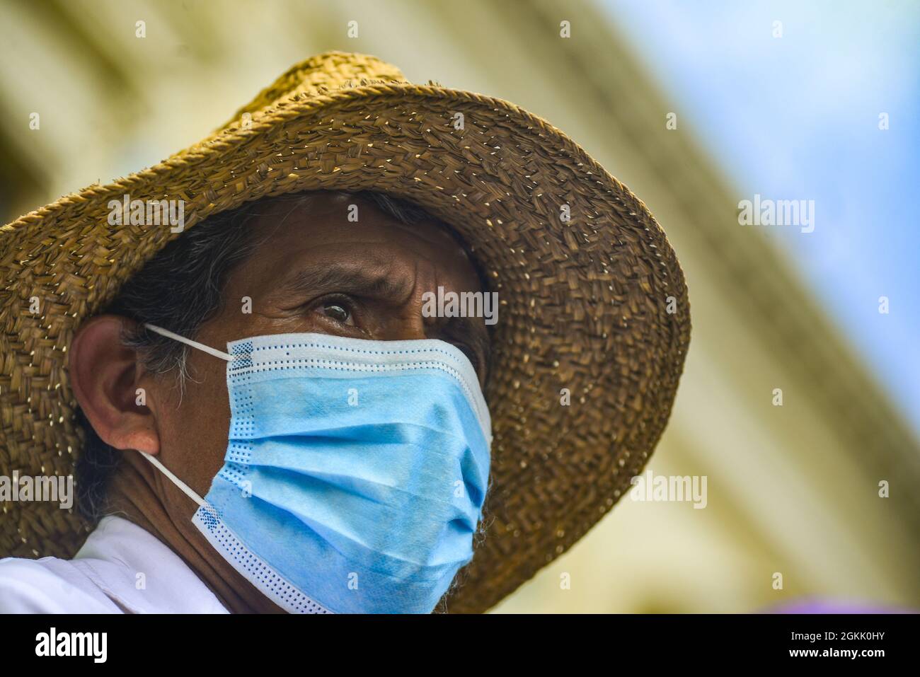 San Salvador, El Salvador. 14 settembre 2021. Durante la dimostrazione si vede un uomo indigeno che indossa una maschera protettiva. I membri della comunità indigena Nahuizalco protestano contro la Giornata dell'Indipendenza Bicentenaria di El Salvador, definendola indipendenza per i ricchi. Il 15 settembre l'America Centrale commemora il 200° anniversario dell'Indipendenza dalla Spagna. (Foto di Camilo Freedman/SOPA Images/Sipa USA) Credit: Sipa USA/Alamy Live News Foto Stock