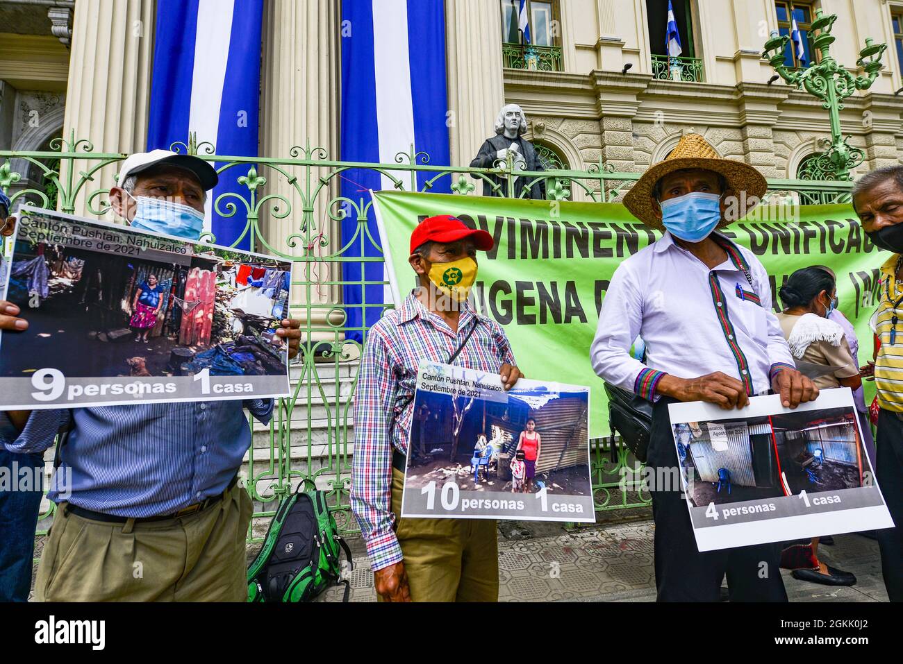 San Salvador, El Salvador. 14 settembre 2021. I manifestanti sono visti tenere cartelli che esprimono la loro opinione, durante la dimostrazione. I membri della comunità indigena Nahuizalco protestano contro la Giornata dell'Indipendenza Bicentenaria di El Salvador, definendola indipendenza per i ricchi. Il 15 settembre l'America Centrale commemora il 200° anniversario dell'Indipendenza dalla Spagna. (Foto di Camilo Freedman/SOPA Images/Sipa USA) Credit: Sipa USA/Alamy Live News Foto Stock