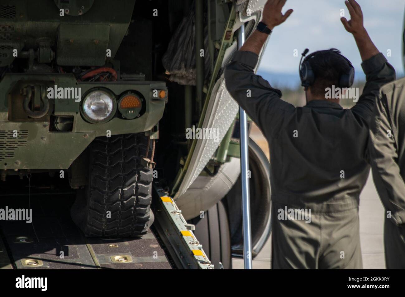 210510-M-QM580-1334 ALLEN ARMY AIRFIELD, ALASKA (10 maggio 2021) – Marines USA assegnati a Marine Aerial Refueler Transport Squadron 152, Marine Aircraft Group 12, 1a Marine Aircraft Wing, caricare un sistema a razzo di artiglieria ad alta mobilità assegnato a HIMARS distaccamento, Battalion Landing Team 1/4, XV Marine Expeditionary Unit, In un KC-130J Super Hercules durante un'infiltrazione HIMARS Rapid a supporto di Northern Edge 2021. I membri del servizio degli Stati Uniti partecipano a un esercizio di formazione congiunto ospitato dalle forze aeree del Pacifico degli Stati Uniti dal 3 al 14 maggio 2021, sul complesso Joint Pacific Alaska Range, il G. Foto Stock