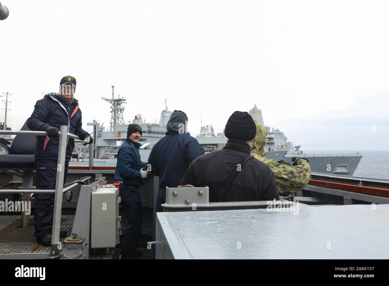 MARE DEL NORD (10 maggio 2021) CMdR. John D. John, comandante del cacciatorpediniere missilistico guidato di classe Arleigh Burke USS Ross (DDG 71), a destra, sorride per una fotografia dopo un'esercitazione di emergenza di successo con la nave di supporto di combattimento veloce USNS Supply (T-AOE 6), 10 maggio 2021. Ross, schierato in avanti a Rota, Spagna, è in pattuglia nella Sesta flotta degli Stati Uniti di operazioni a sostegno di alleati e partner regionali e gli interessi di sicurezza nazionale degli Stati Uniti in Europa e Africa. Foto Stock