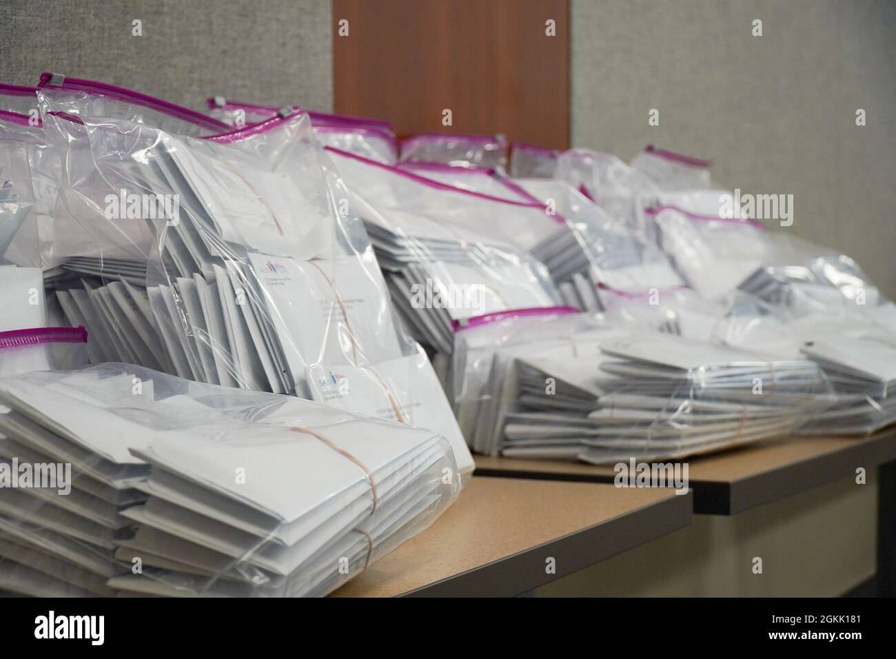 Kit di registrazione del midollo osseo per il C.W. Bill Young Department of Defense Marrow Donor Program sono preconfezionati per i rappresentanti delle unità per registrare il personale da donare alla Joint base Elmendorf-Richardson, Alaska, 10 maggio 2021. JBER ospita un'unità di registro del midollo osseo dal 17 al 28 maggio per registrare il personale JBER tramite il C.W. Bill Young Dipartimento di Difesa Bone Marrow Program. Foto Stock