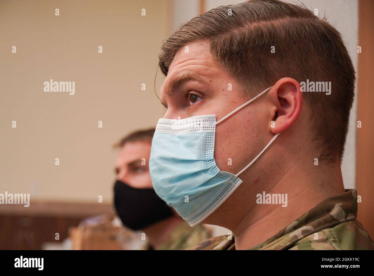 U.S. Air Force staff Sgt. Alexander Delfs, il 673d Operational Medical Readiness Squadron non commissionato ufficiale in carica di preparazione e formazione, ascolta il Ciad Ballance, responsabile del programma di reclutamento dei donatori del Dipartimento della Difesa, durante un briefing alla base congiunta Elmendorf-Richardson, Alaska, 10 maggio 2021. JBER ospita un'unità di registro del midollo osseo dal 17 al 28 maggio per registrare il personale JBER tramite il C.W. Bill Young Dipartimento di Difesa Bone Marrow Program. Foto Stock