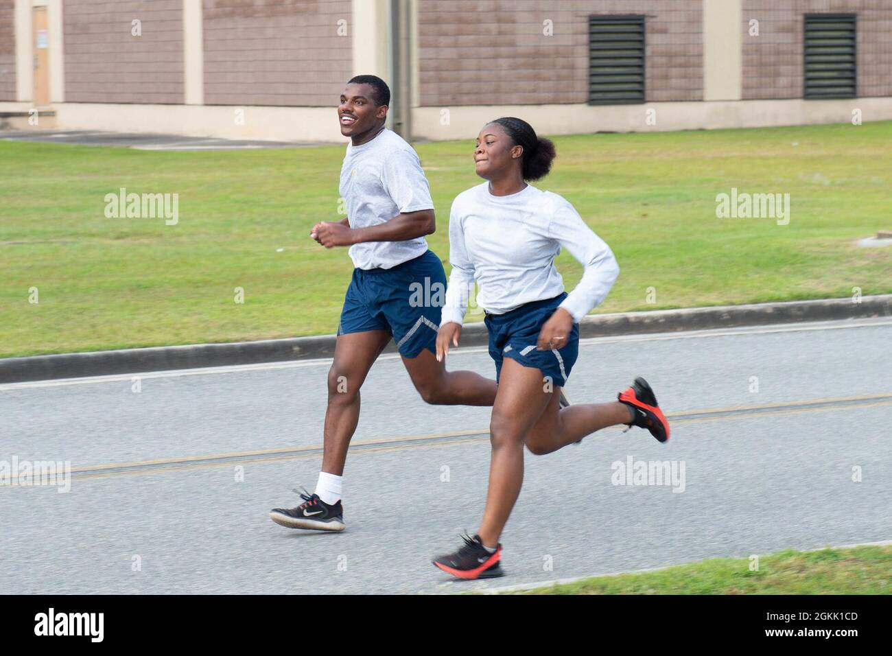 Il maggiore Airman Byron McNeil dell'aeronautica statunitense, a sinistra, e i membri del team dei vigili del fuoco Airman 1st Class Heavin McCrae, 823d, fanno jogging durante il Memorial 5K run alla Moody Air Force base, Georgia, 10 maggio 2021. Il Memorial 5K Run si è tenuto dopo la cerimonia di apertura della settimana nazionale della polizia. Foto Stock