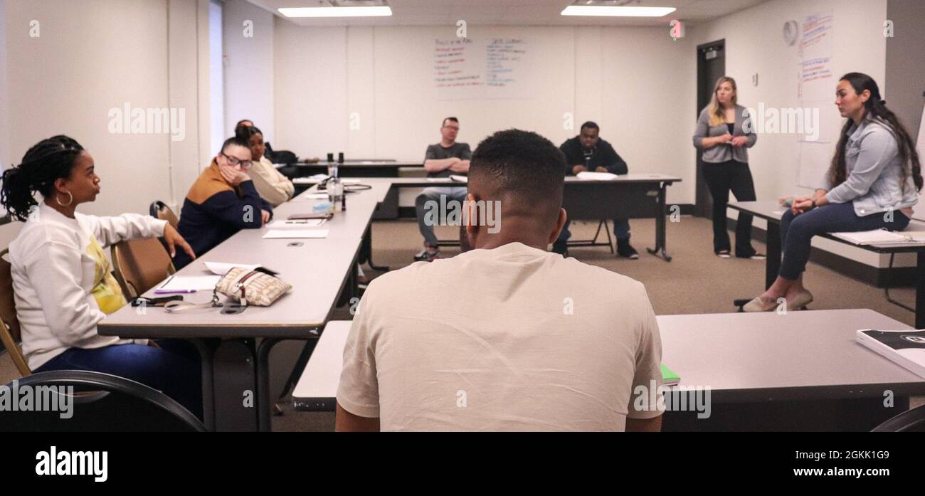 Gli ufficiali non commissionati junior dell'esercito degli Stati Uniti da tutta la fila del 13 ° ESC (comando di supporto di Expeditionary) partecipano al programma di sviluppo del leader di squadra, Fort Hood, TX, 27 aprile 2021. Il programma di sviluppo dei leader della squadra è uno sforzo per sviluppare leader forti all'interno delle file, in collaborazione con il programma "People First" del III corpo e con l'iniziativa TIMS generale dell'esercito (This is My Squad). Foto Stock