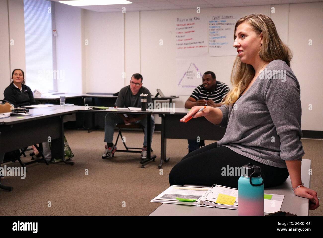 Un consigliere del programma di sviluppo del leader della squadra facilita la conversazione tra i partecipanti sui temi del soldato hot-button, Fort Hood, TX, 27 aprile 2021. La chiave del programma di sviluppo del leader della squadra, così come dell'iniziativa TIMS, sta iniziando la conversazione. Quando i leader identificano problemi e aree di attrito, quindi analizzano le soluzioni con il contributo di esperti, portano queste idee e competenze appena formate alle loro formazioni e ai loro soldati. Foto Stock