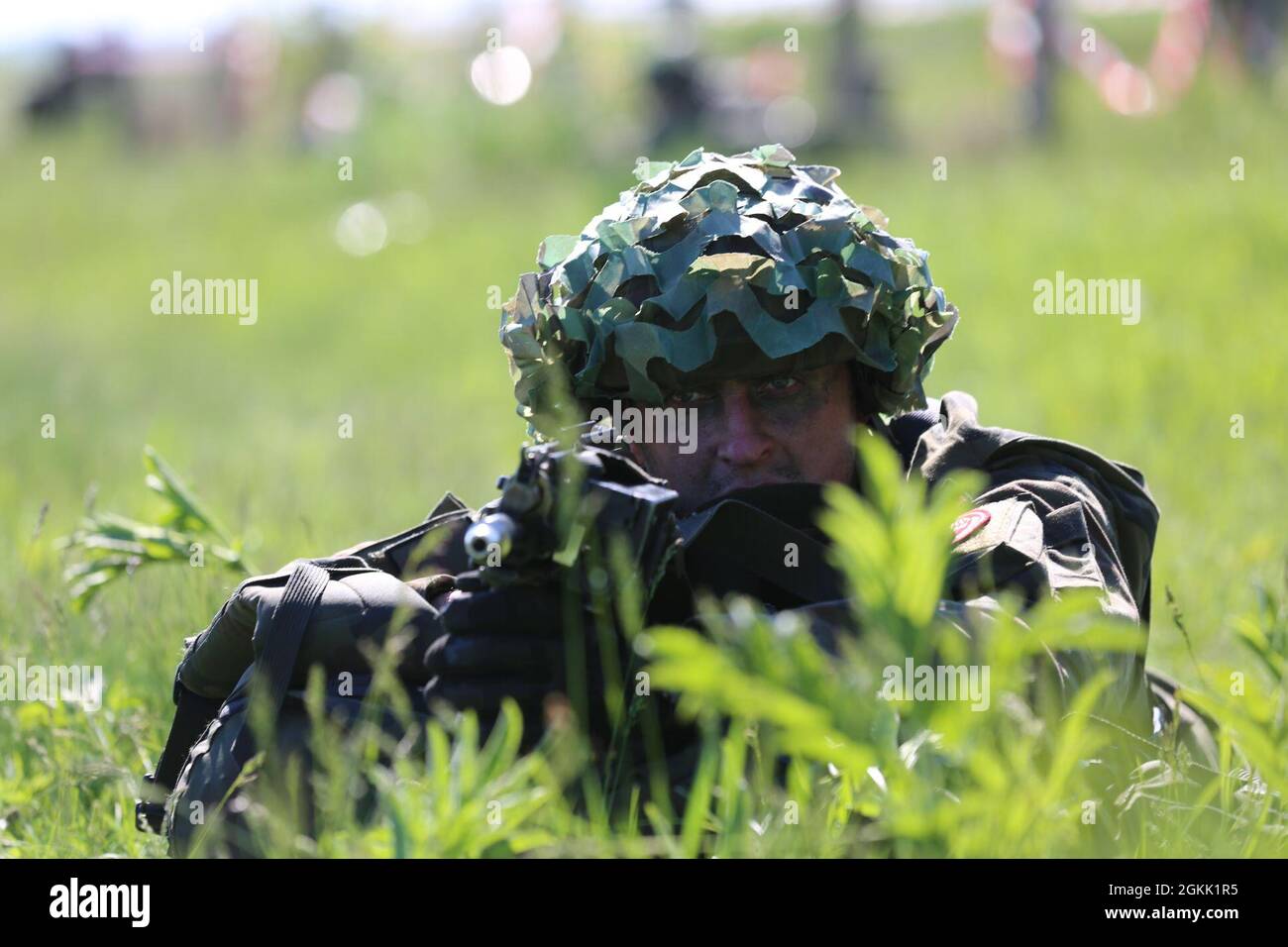 I soldati polacchi assegnati alla sesta Brigata Airborne rispondono ad un attacco durante Swift Response 21 a Boboc, Romania, 11 maggio 2021. Swift Response 21 è un esercizio legato al Defender 21, un esercizio annuale congiunto su larga scala guidato dall'esercito statunitense, multinazionale, progettato per costruire la prontezza e l'interoperabilità tra Stati Uniti, NATO e militari partner. Foto Stock