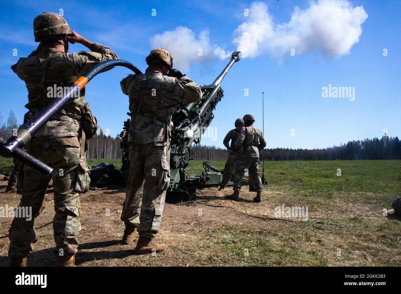 Soldati dell'esercito degli Stati Uniti da Charlie Battery, 1° Battaglione, 319° Regiment di artiglieria aerea, 3° Team di combattimento Brigade, 82a Divisione Airborne, fuoco un M777 trainato 155 mm howitzer durante un esercizio di fuoco dal vivo a Tapa Central Training Area, Estonia, 11 maggio 2021 come parte di Swift Response 21. SWIFT Response 21 è un esercizio collegato di DEFENDER-Europe 21, che prevede attività operative speciali, aggressioni aeree ed esercitazioni antincendio in Estonia, Bulgaria e Romania, dimostrando l'interoperabilità aerea tra alleati e partner della NATO. DEFENDER-Europe 21 è un exerc su larga scala guidato dall'esercito statunitense Foto Stock
