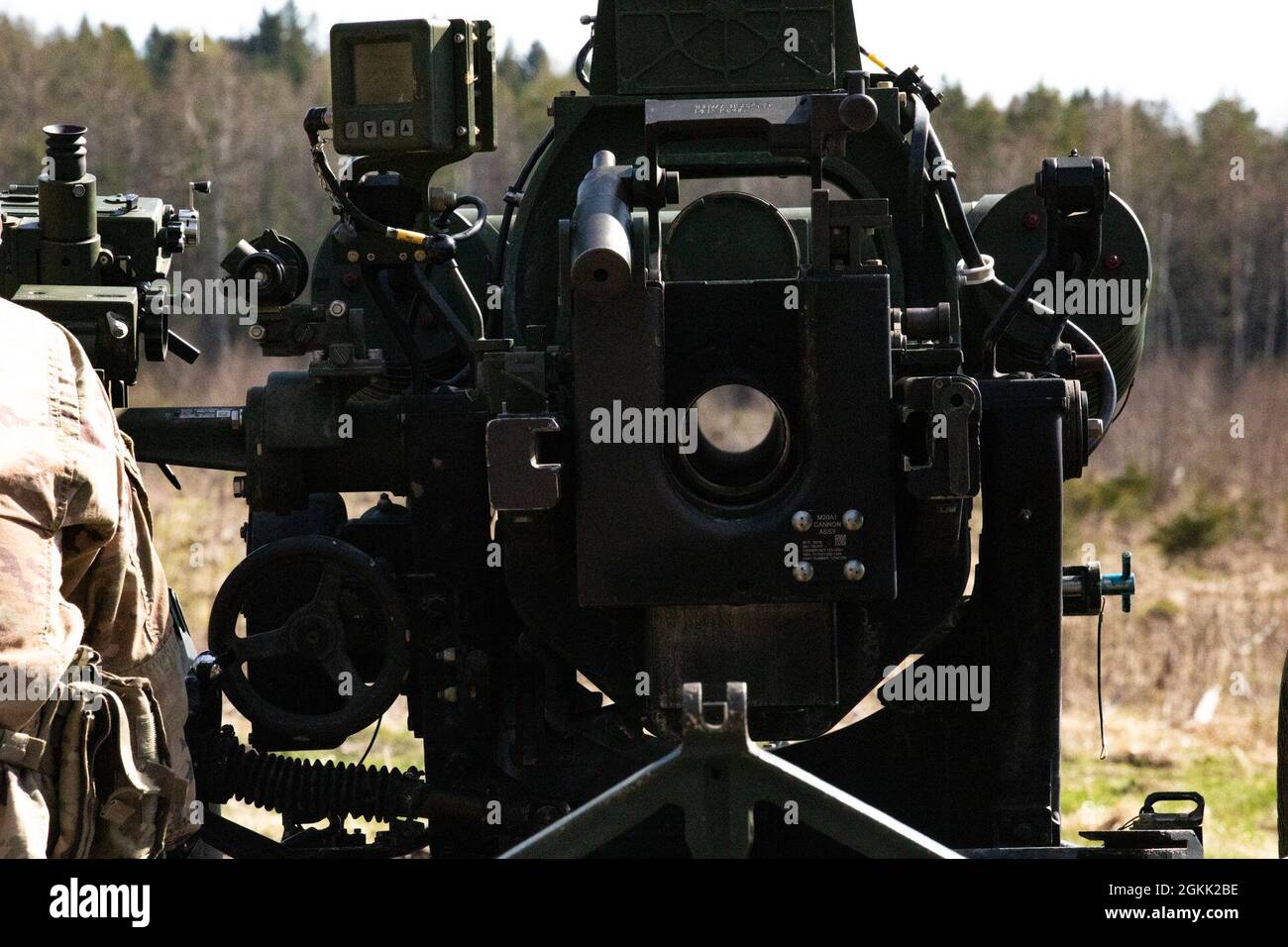 Soldati dell'Esercito degli Stati Uniti da Charlie Battery, 1° Battaglione, 319° Regiment dell'artiglieria da campo Airborne, 3° Team di combattimento Brigade, 82a Divisione Airborne, si preparano a sparare un howitzer M119 da 105 mm durante un esercizio di fuoco dal vivo presso la Tapa Central Training Area, Estonia, 11 maggio 2021 come parte di Swift Response 21. SWIFT Response 21 è un esercizio collegato di DEFENDER-Europe 21, che prevede attività operative speciali, aggressioni aeree ed esercitazioni antincendio in Estonia, Bulgaria e Romania, dimostrando l'interoperabilità aerea tra alleati e partner della NATO. DEFENDER-Europe 21 è un'azienda condotta su larga scala dall'esercito statunitense Foto Stock