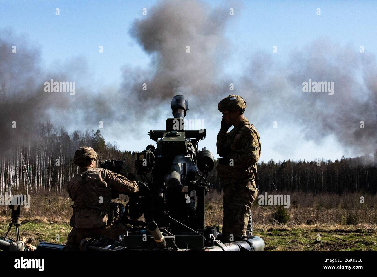 Soldati dell'Esercito degli Stati Uniti da Charlie Battery, 1° Battaglione, 319° Regiment dell'artiglieria da campo Airborne, 3° Team di combattimento Brigade, 82a Divisione Airborne, spara un howitzer M119 da 105 mm durante un esercizio di fuoco dal vivo presso l'Area di addestramento centrale di Tapa, Estonia, 11 maggio 2021 come parte di Swift Response 21. SWIFT Response 21 è un esercizio collegato di DEFENDER-Europe 21, che prevede attività operative speciali, aggressioni aeree ed esercitazioni antincendio in Estonia, Bulgaria e Romania, dimostrando l'interoperabilità aerea tra alleati e partner della NATO. DEFENDER-Europe 21 è un'esercitazione su larga scala guidata dall'esercito statunitense de Foto Stock
