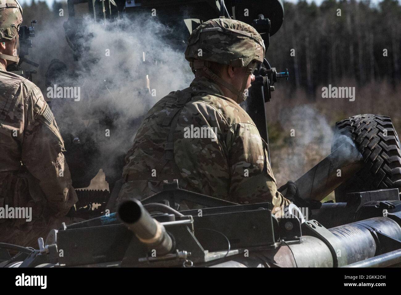 Un soldato dell'esercito degli Stati Uniti da Charlie Battery, 1° Battaglione, 319° Regiment dell'artiglieria da campo Airborne, 3° Team di combattimento Brigade, 82a Divisione Airborne, lancia un involucro di guscio esaurito da un howitzer M119 da 105 mm durante un esercizio di fuoco dal vivo all'Area di addestramento centrale di Tapa, Estonia, maggio 11, 2021 come parte di Swift Response 21. SWIFT Response 21 è un esercizio collegato di DEFENDER-Europe 21, che prevede attività operative speciali, aggressioni aeree ed esercitazioni antincendio in Estonia, Bulgaria e Romania, dimostrando l'interoperabilità aerea tra alleati e partner della NATO. DEFENDER-Europe 21 è un grande-sc Foto Stock