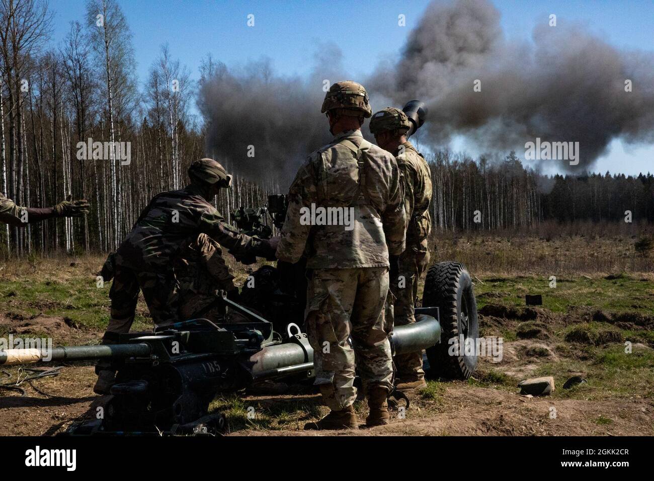 Soldati dell'Esercito degli Stati Uniti da Charlie Battery, 1° Battaglione, 319° Regiment dell'artiglieria da campo Airborne, 3° Team di combattimento Brigade, 82a Divisione Airborne, spara un howitzer M119 da 105 mm durante un esercizio di fuoco dal vivo presso l'Area di addestramento centrale di Tapa, Estonia, 11 maggio 2021 come parte di Swift Response 21. SWIFT Response 21 è un esercizio collegato di DEFENDER-Europe 21, che prevede attività operative speciali, aggressioni aeree ed esercitazioni antincendio in Estonia, Bulgaria e Romania, dimostrando l'interoperabilità aerea tra alleati e partner della NATO. DEFENDER-Europe 21 è un'esercitazione su larga scala guidata dall'esercito statunitense de Foto Stock