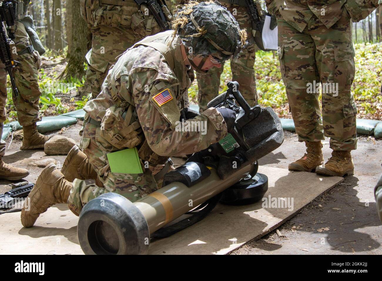 1° Lt. Preston Pierson, 1° Squadron, 81° Regiment Cavalleria, 2° Team di combattimento Brigata, 10° Divisione montagna (li) pratica con la FGM-148 Javelin su Fort Drum, 11 maggio 2021. Questo training è stato in preparazione al badge Expert Soldier. Foto Stock