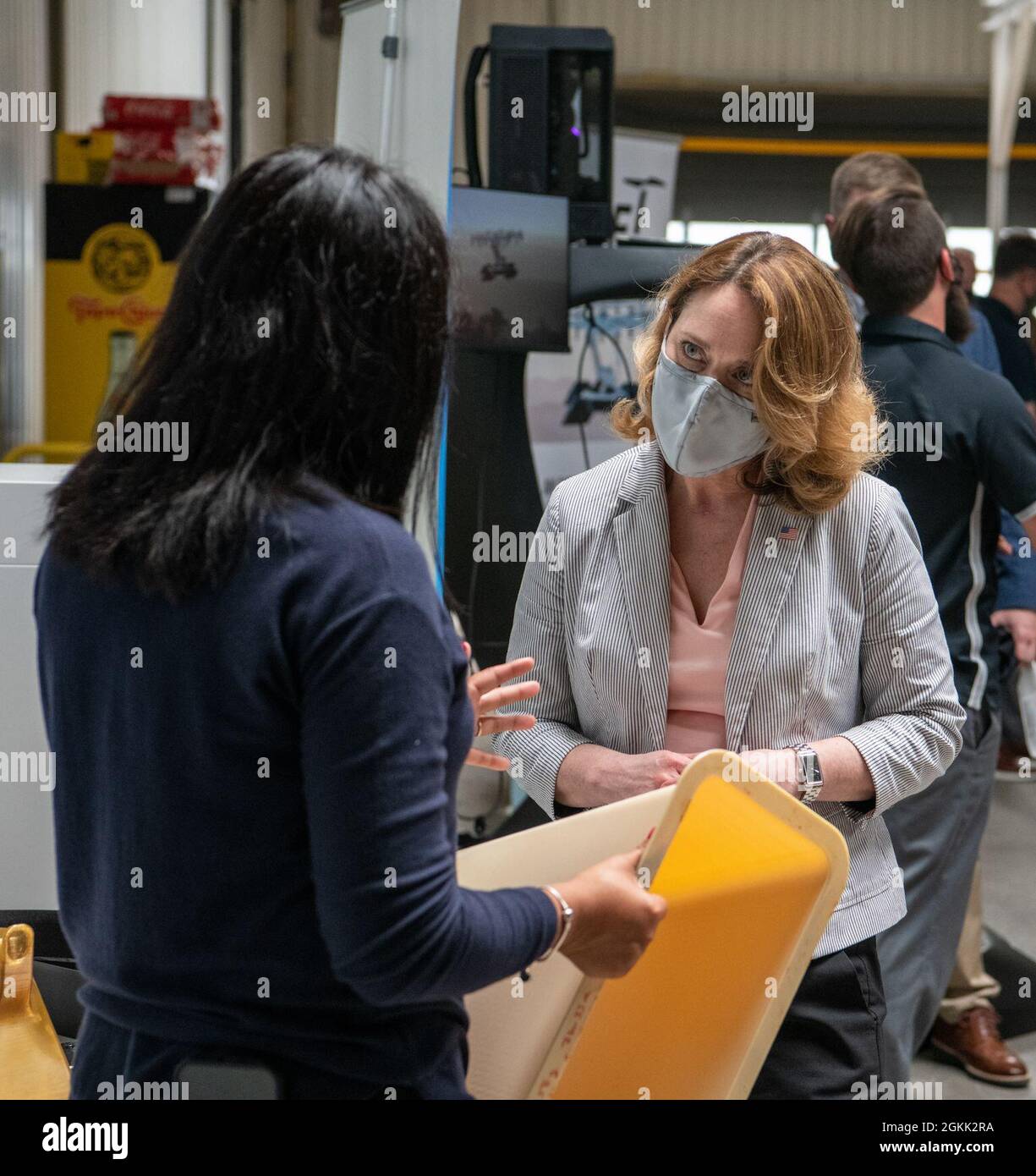 Il Vice Segretario della Difesa Dr. Kathleen H. Hicks parla alla manifestazione Essentium 3D Printer a Austin Tx., 11 maggio 2021. Foto Stock