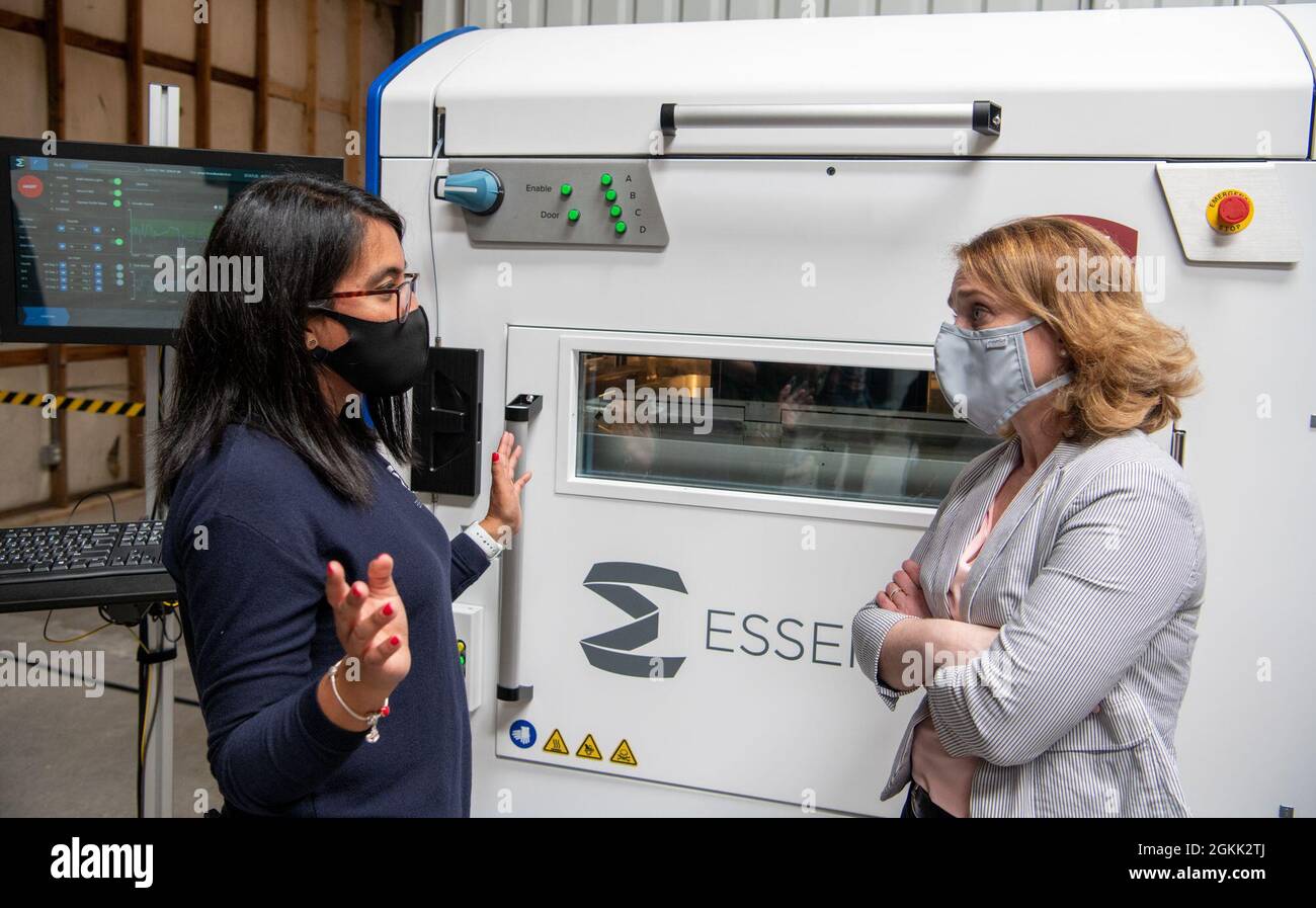 Il Vice Segretario della Difesa Dr. Kathleen H. Hicks parla alla manifestazione Essentium 3D Printer a Austin Tx., 11 maggio 2021. Foto Stock