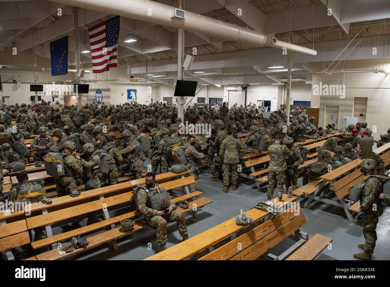 I paracadutisti dell'esercito della 4a squadra di combattimento di Brigade di fanteria (Airborne), 25th Infantry Division, US Army Alaska, sono sottoposti a ispezioni del personale di Jumpmaster prima della partenza per un'operazione congiunta di ingresso forzato durante il bordo settentrionale 21 alla base congiunta Elmendorf-Richardson, Alaska, 11 maggio 2021. Circa 15,000 membri del servizio degli Stati Uniti partecipano a un esercizio di formazione congiunto ospitato dalle forze aeree del Pacifico degli Stati Uniti dal 3 al 14 maggio 2021, su e sopra il complesso Joint Pacific Alaska Range, il Golfo dell'Alaska, e l'area temporanea delle attività marittime. NE21 è uno di una serie di US Indo-Pacific Command Esercizi Foto Stock