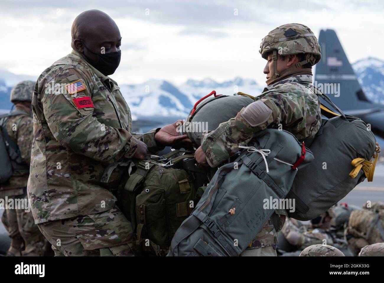 I paracadutisti dell'esercito della quarta squadra di combattimento di Brigata di fanteria (Airborne), 25th Infantry Division, US Army Alaska, fanno le regolazioni finali della marcia prima della partenza per un'operazione congiunta di entrata forzata durante Northern Edge 21 a Joint base Elmendorf-Richardson, Alaska, 11 maggio 2021. Circa 15,000 membri del servizio degli Stati Uniti partecipano a un esercizio di formazione congiunto ospitato dalle forze aeree del Pacifico degli Stati Uniti dal 3 al 14 maggio 2021, su e sopra il complesso Joint Pacific Alaska Range, il Golfo dell'Alaska, e l'area temporanea delle attività marittime. NE21 è uno di una serie di US Indo-Pacific Command Esercizi progettati per s. Foto Stock