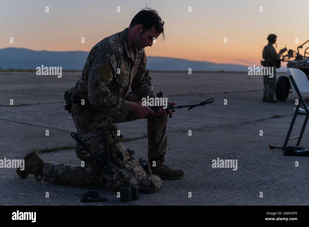 Andrew Schnell, 435esimo direttore di assistenza Squadron per le operazioni, si prepara per le operazioni notturne durante l'esercizio Swift Response 21 a Cheshnegirovo Airfield, Bulgaria, 11 maggio 2021. Il 435° Gruppo di risposta alle emergenze fornisce 24/7 funzionalità di avviso tramite forze scalabili, interfunzionali e rapidamente dispiegabili. Foto Stock