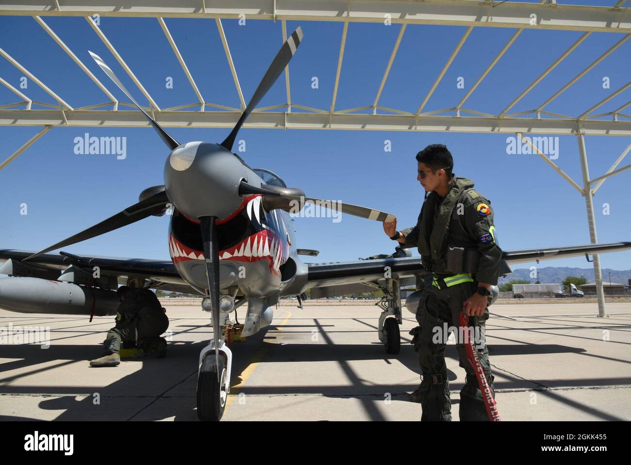 Il pilota colombiano dell'Air Force A-29B Super Tucano effettua ispezioni in preflight durante la Red Flag-Rescue sulla linea del flightline alla base dell'Aeronautica militare Davis-Monthan, Ariz., 11 maggio 2021. L'Aeronautica Colombiana era una delle sei forze aeree nazionali straniere che partecipavano alla Bandiera Rossa-salvataggio. Foto Stock