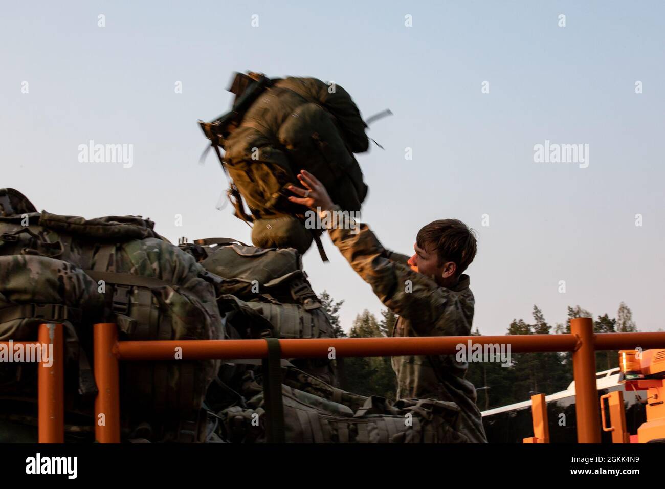 AMARI, Estonia – un soldato dell'esercito degli Stati Uniti assegnato alla terza squadra di combattimento di Brigade, 82nd divisione Airborne, carica le borse in preparazione a partire l'Europa dalla base aerea di Amari, Estonia, 13 maggio 2021, dopo aver partecipato a Swift Response 21. SWIFT Response 21 è un esercizio collegato di DEFENDER-Europe 21, che prevede attività operative speciali, aggressioni aeree ed esercitazioni antincendio in Estonia, Bulgaria e Romania, dimostrando l'interoperabilità aerea tra alleati e partner della NATO. DEFENDER-Europe 21 è un'esercitazione su larga scala condotta dall'esercito degli Stati Uniti progettata per sviluppare la disponibilità e l'interoperabilità tra Foto Stock