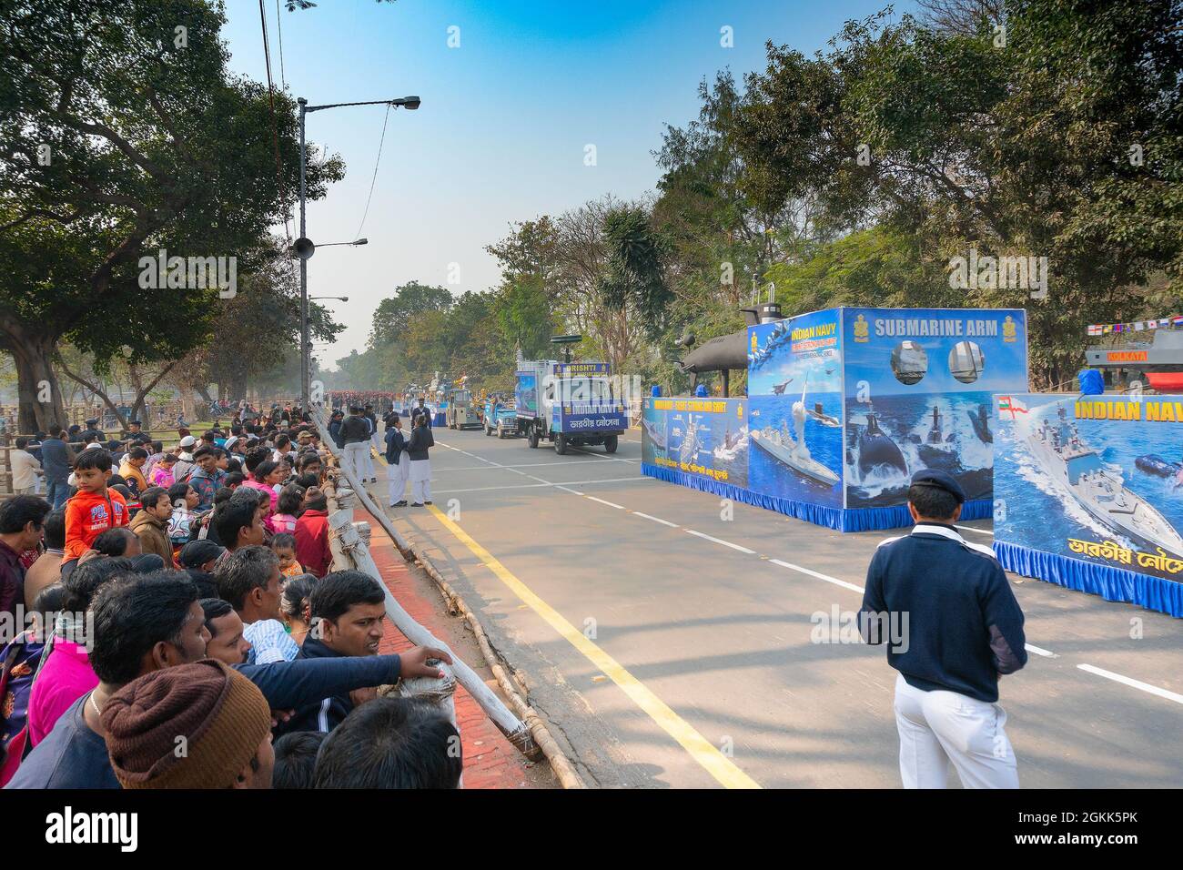 Kolkata, Bengala Occidentale, India - 26 Gennaio 2020 : i visitatori che guardano il sottomarino modello della Marina indiana, in Repubblica giorno parata. Silenzioso, forte e. Foto Stock