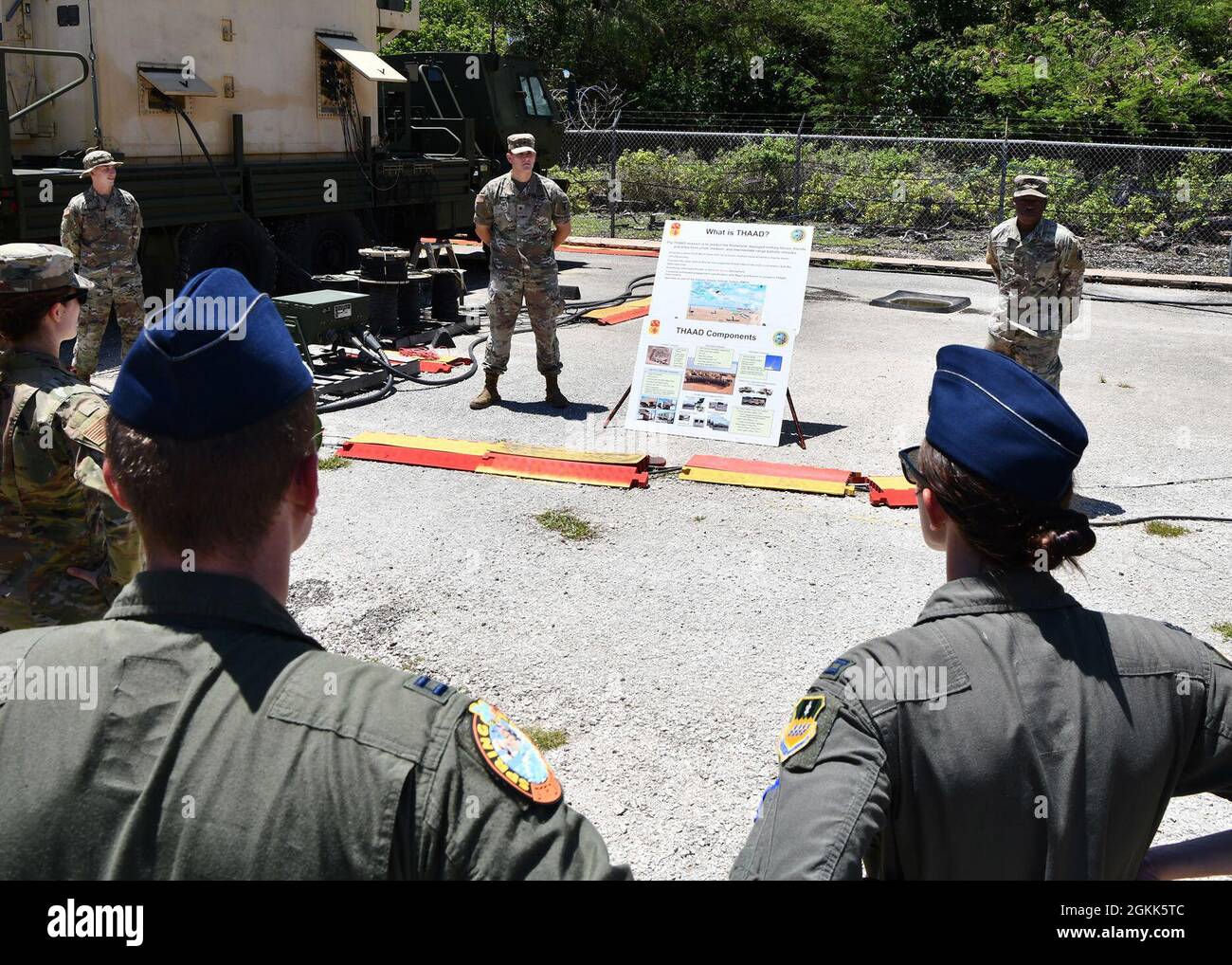 L'Esercito degli Stati Uniti E3 Terminal High Altitude Area Defense Soldiers Brief ha dispiegato la Bomber Task Force degli Stati Uniti Airmen su componenti del sistema di difesa antimissile anti-balistico THAAD durante un tour sul campo nord-occidentale alla Andersen Air Force base, Guam, 12 maggio 2021. La missione del THAAD è quella di proteggere la patria, schierare forze militari, amici e alleati da missili balistici a corto, medio e medio raggio. Il BTF è stato distribuito nell'area di comando indoPacifico degli Stati Uniti per soddisfare gli obiettivi di addestramento delle forze aeree del Pacifico. PACAF in coordinamento con altre componenti, alleati e partner, pro Foto Stock