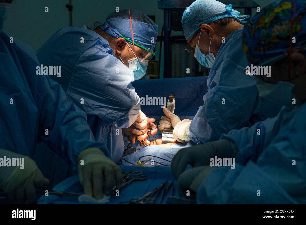 Jesse Moskowitz, a sinistra, un chirurgo generale con la Sezione chirurgica in avanti presso l'elemento medico, Joint Task Force-Bravo, Soto Cano Air base, Honduras, esegue una rimozione della cistifellea durante un esercizio di preparazione chirurgica per Resolute Sentinel 2021 a la Unión, El Salvador, 12 maggio 2021. Resolute Sentinel 21 è un'opportunità di formazione che offre vantaggi reali per aumentare la disponibilità medica e operativa della JTF-B, aiutando al contempo i cittadini salvadorani locali. Foto Stock
