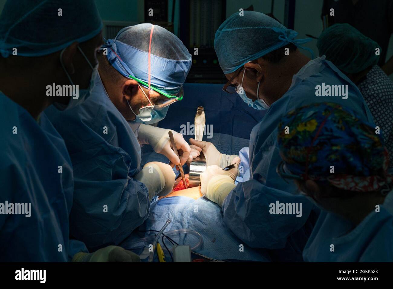 Jesse Moskowitz, a sinistra, un chirurgo con la Sezione chirurgica in avanti presso l'elemento medico, Joint Task Force-Bravo, Soto Cano Air base, Honduras, esegue una rimozione della cistifellea durante un esercizio di preparazione chirurgica per Resolute Sentinel 2021 a la Unión, El Salvador, 12 maggio 2021. Il personale medico militare degli Stati Uniti ha trattato i pazienti Salvadoran attraverso le cure primarie, la chirurgia generale, la medicina preventiva, i dentisti e i servizi di farmacia durante Resolute Sentinel 21 a El Salvador. Foto Stock