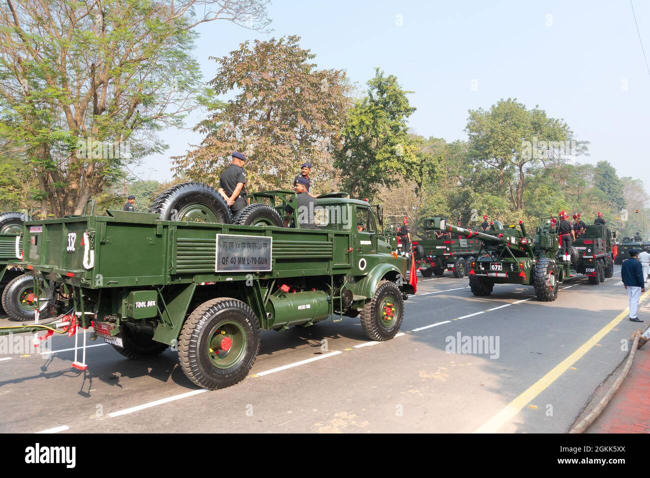 Kolkata, Bengala Occidentale, India - 26 Gennaio 2020 : Trucks che espongono Bofors 40 mm pistola o Bofors pistola, un autocannon medio-pesante anti-aereo, L70 vers Foto Stock
