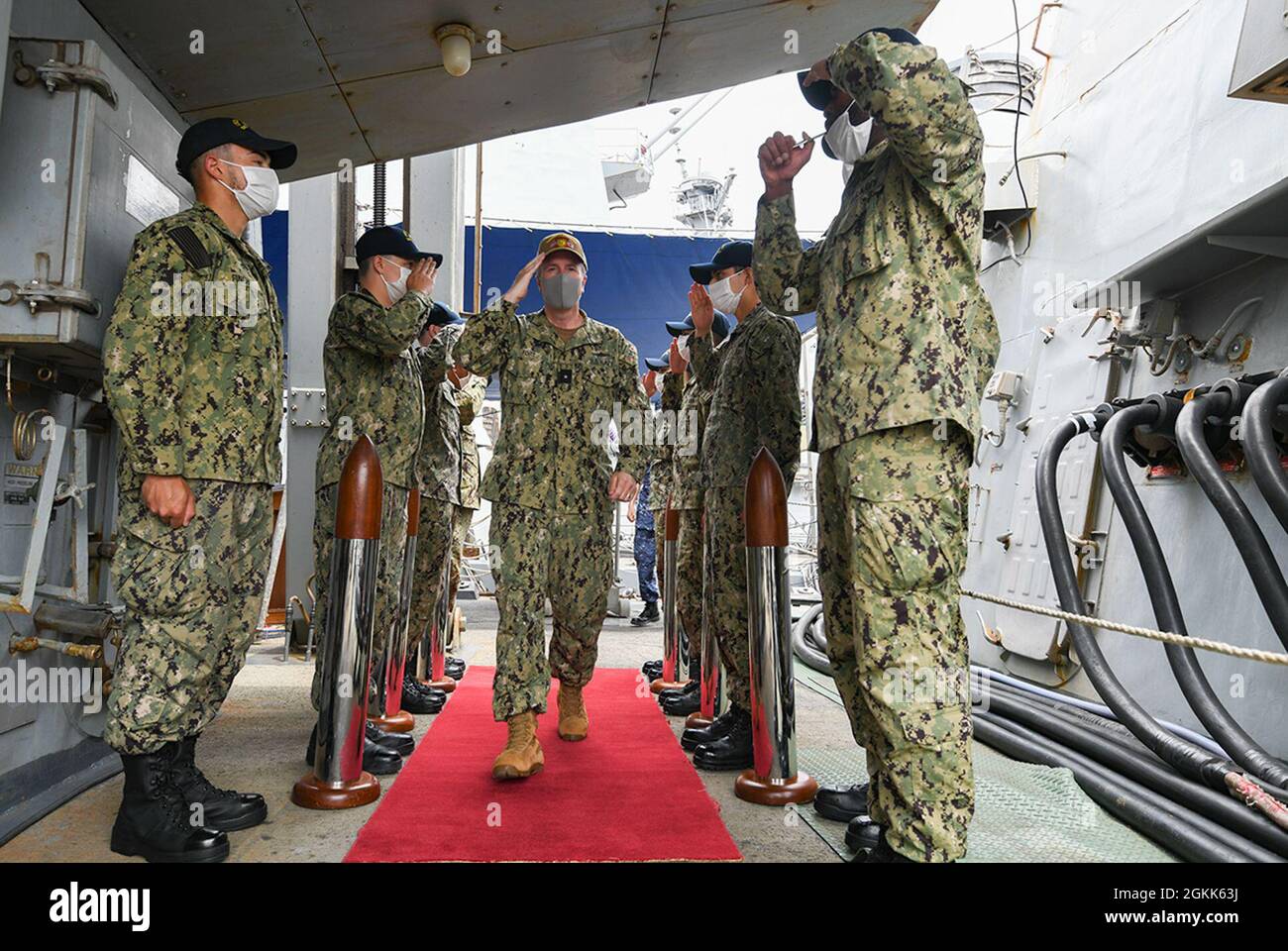 210512-N-ON904-1089 YOKOSUKA, Giappone (12 maggio 2021) ADM posteriore. Brian P. Fort, Comandante Naval Forces Giappone, Comandante Navy Region Giappone, si salpano sul cacciatorpediniere missilistico guidato di classe Arleigh Burke USS Mustin (DDG 89) Maggio 12. I due ammiragli si sono incontrati per discutere e promuovere la prima Fleet Week Japan - Fleet Week New York Navy Sea Legs Fitness Challenge. Durante la Fleet Week di New York, i partecipanti saranno incoraggiati ad esercitare le loro “gambe di mare”, con un punto di riferimento diverso scelto ogni giorno. Gli eventi spazieranno dall'arrampicata sull'altezza della Statua della libertà (354 gradini) all'arrampicata sull'equivalente del Monte F. Foto Stock